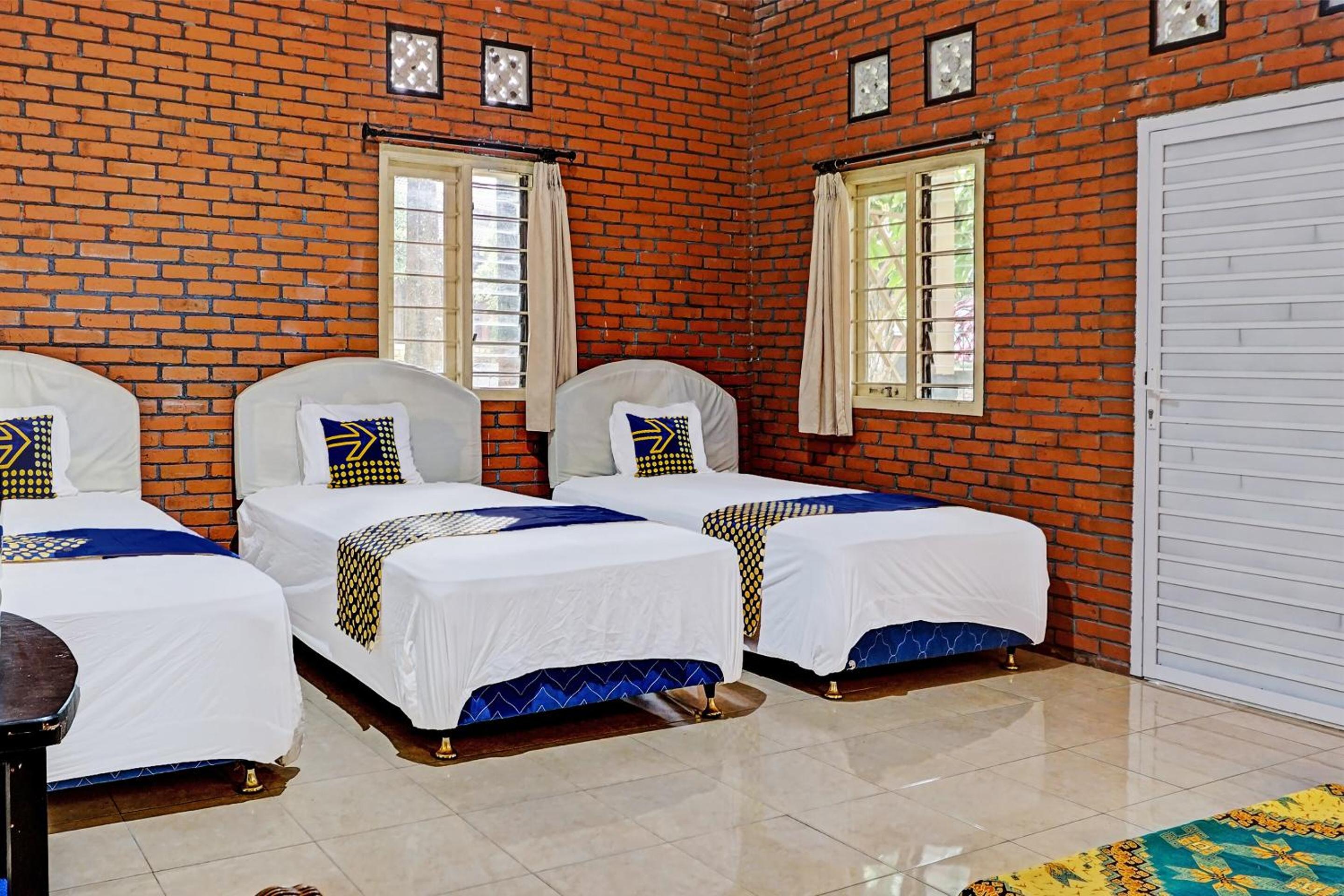 Economy Triple Room photo 1