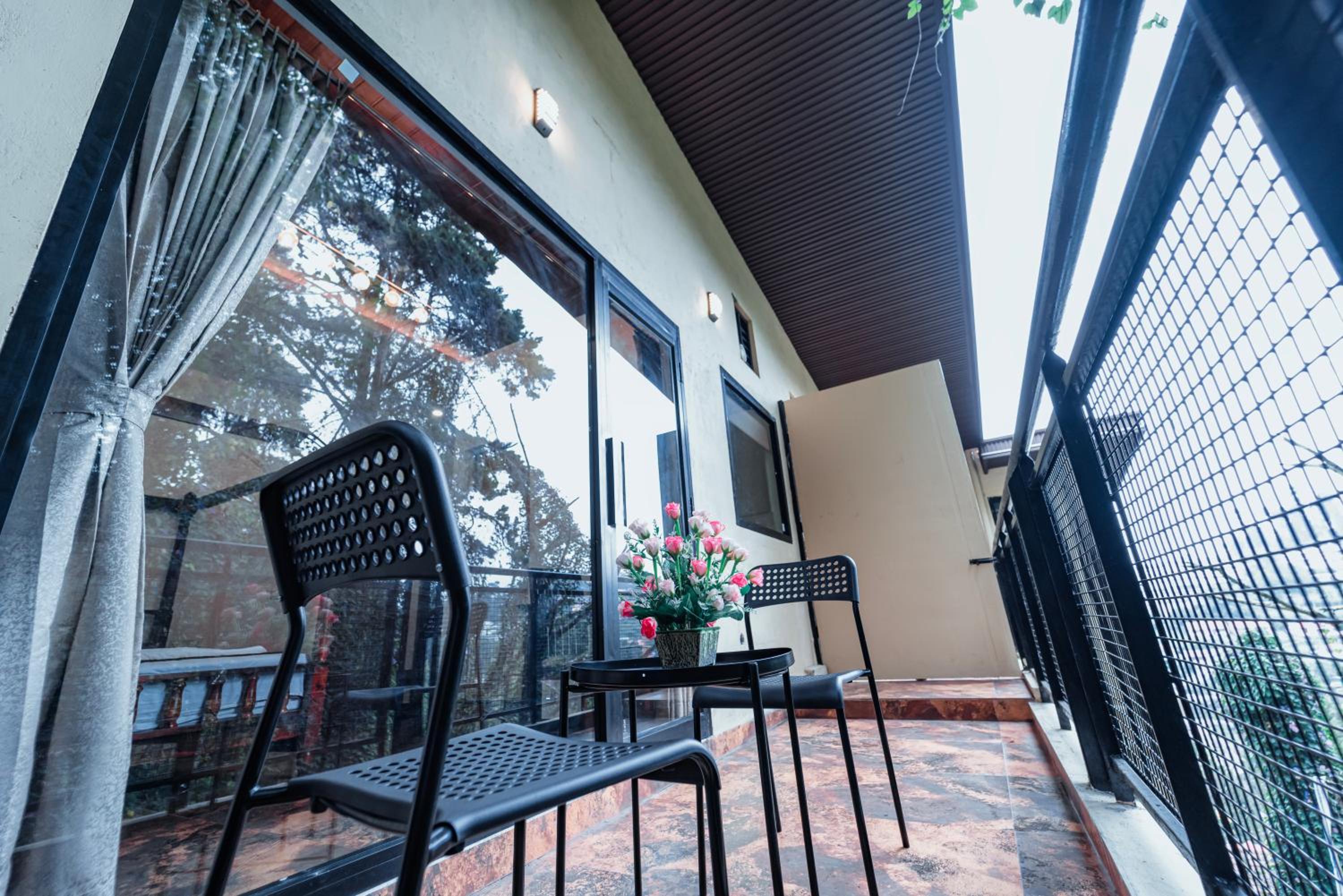King Suite with Balcony - Photo 2