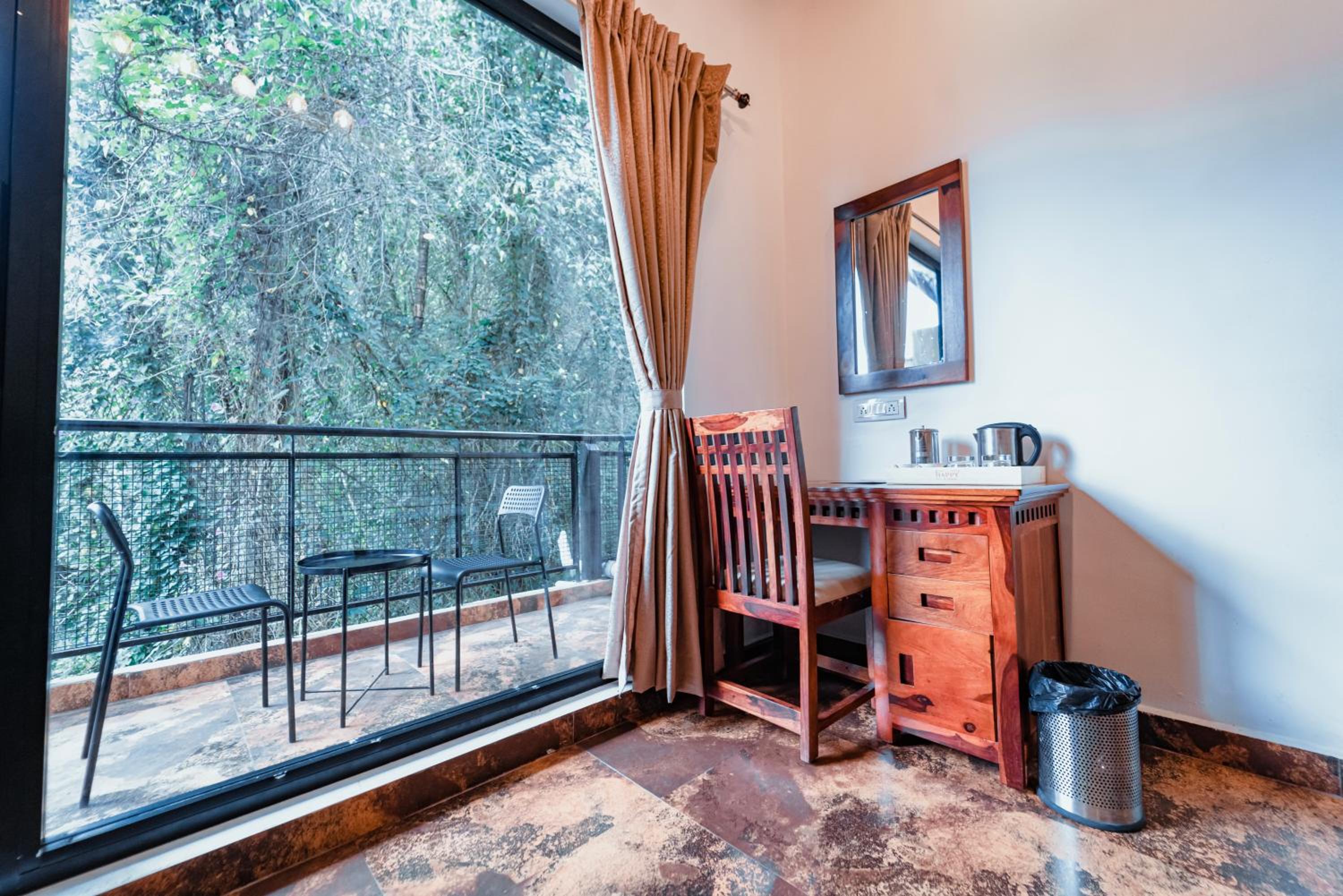 King Suite with Balcony - Photo 3