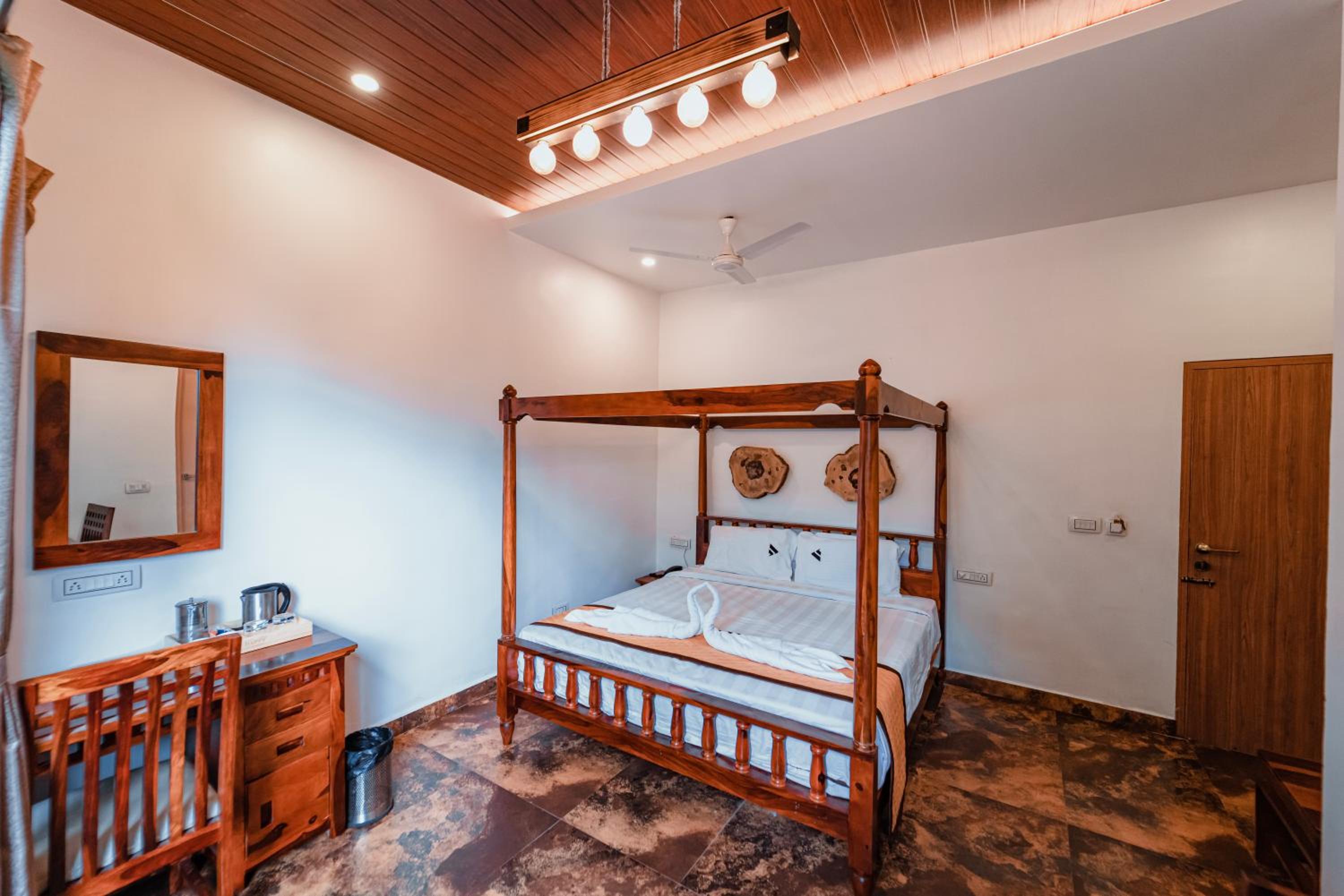 King Suite with Balcony - Photo 4