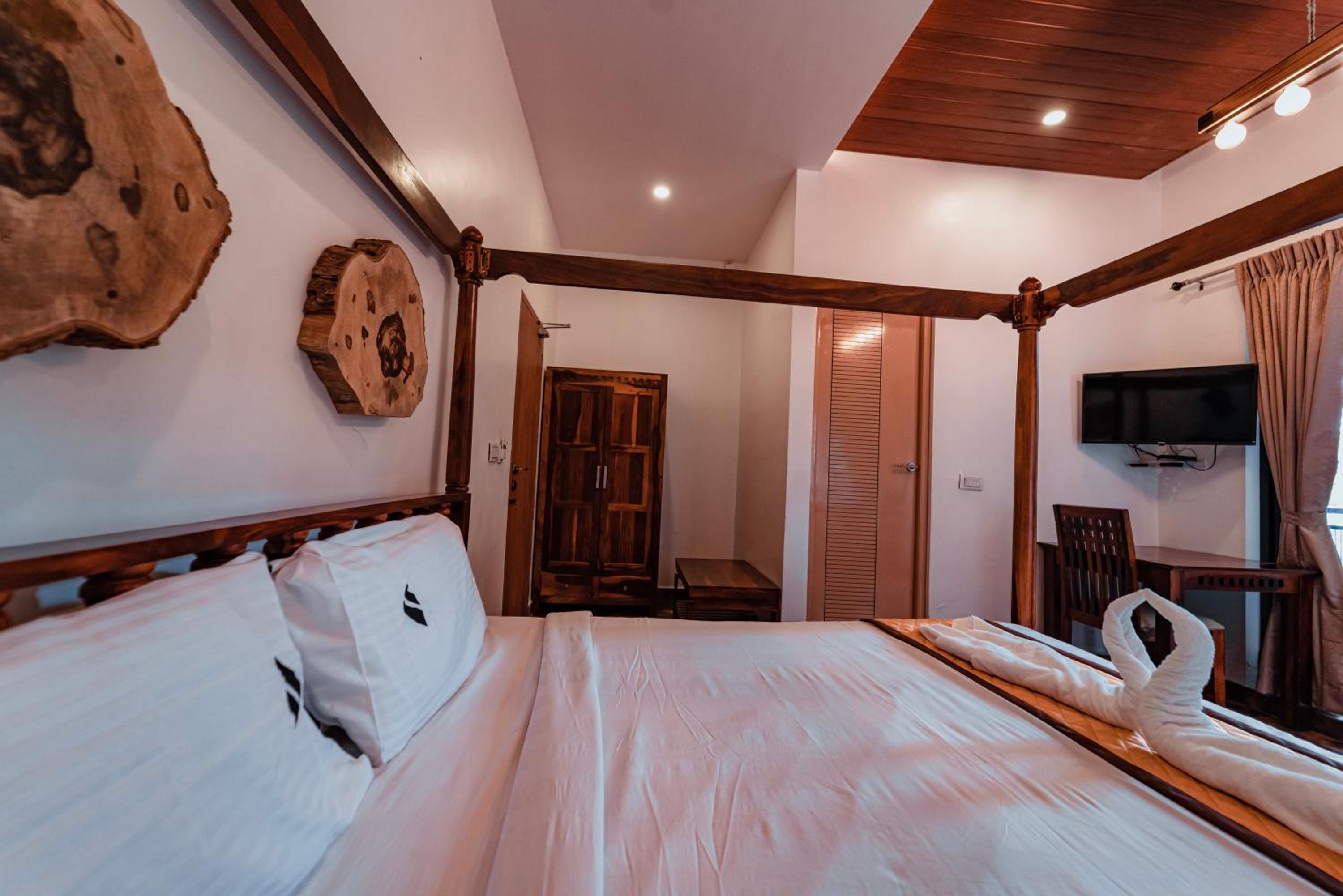 King Suite with Balcony - Photo 8