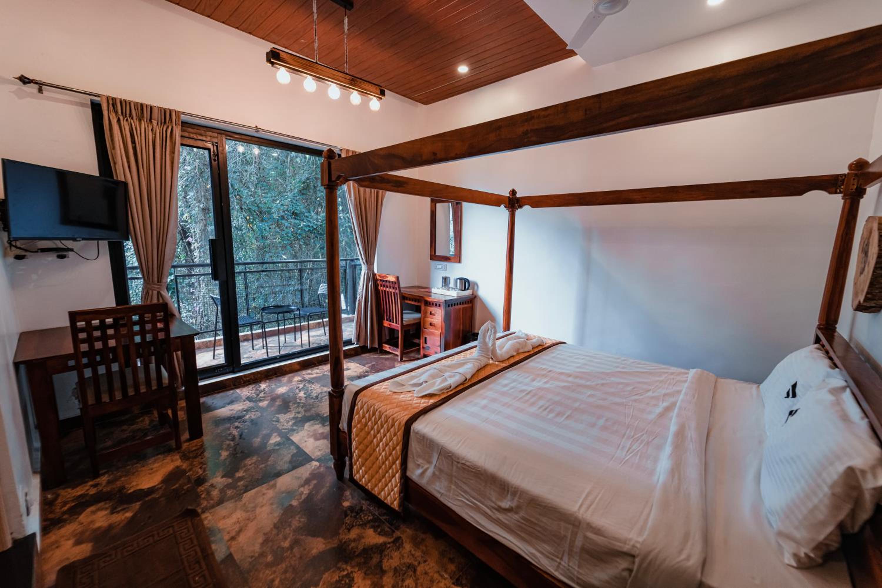 King Suite with Balcony - Photo 1