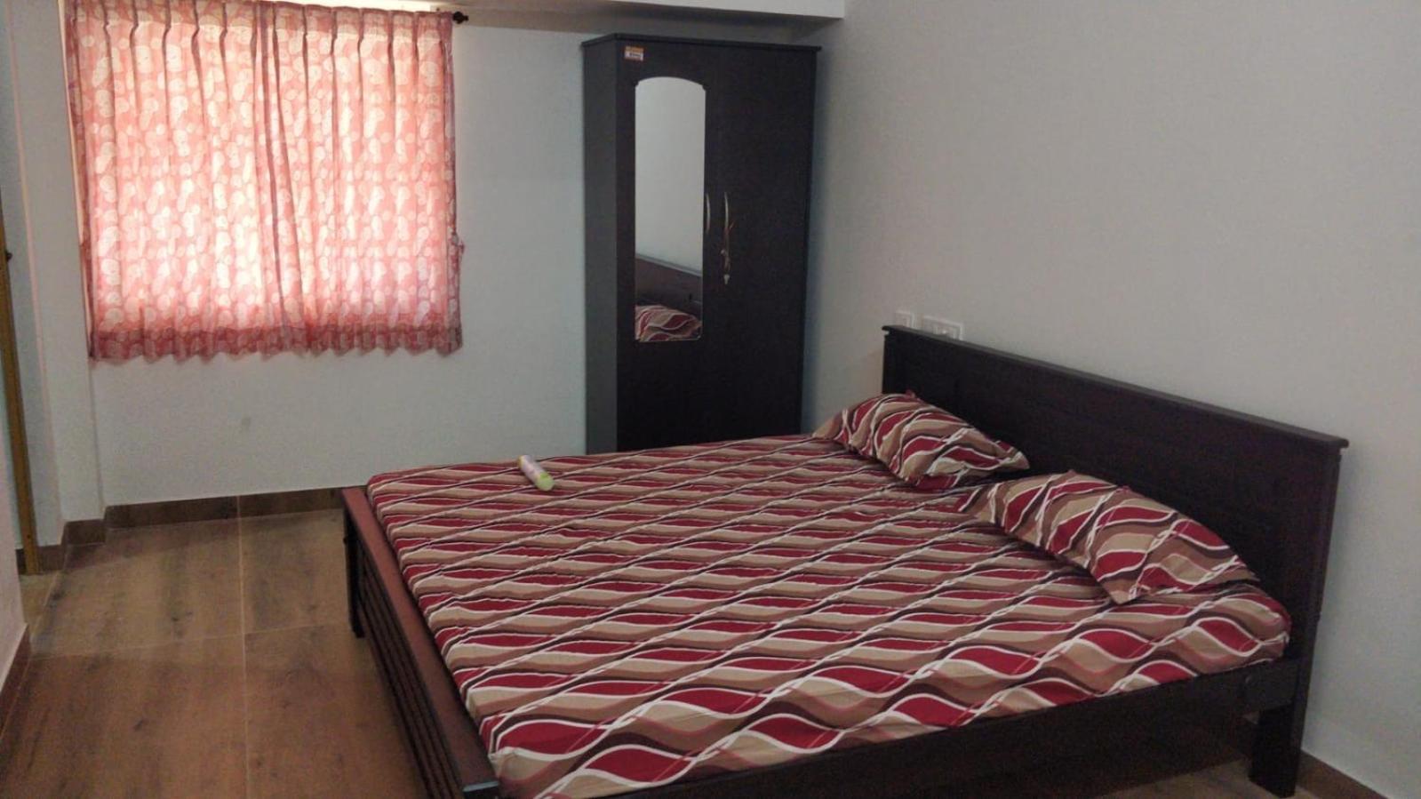 Six-Bedroom House photo 1