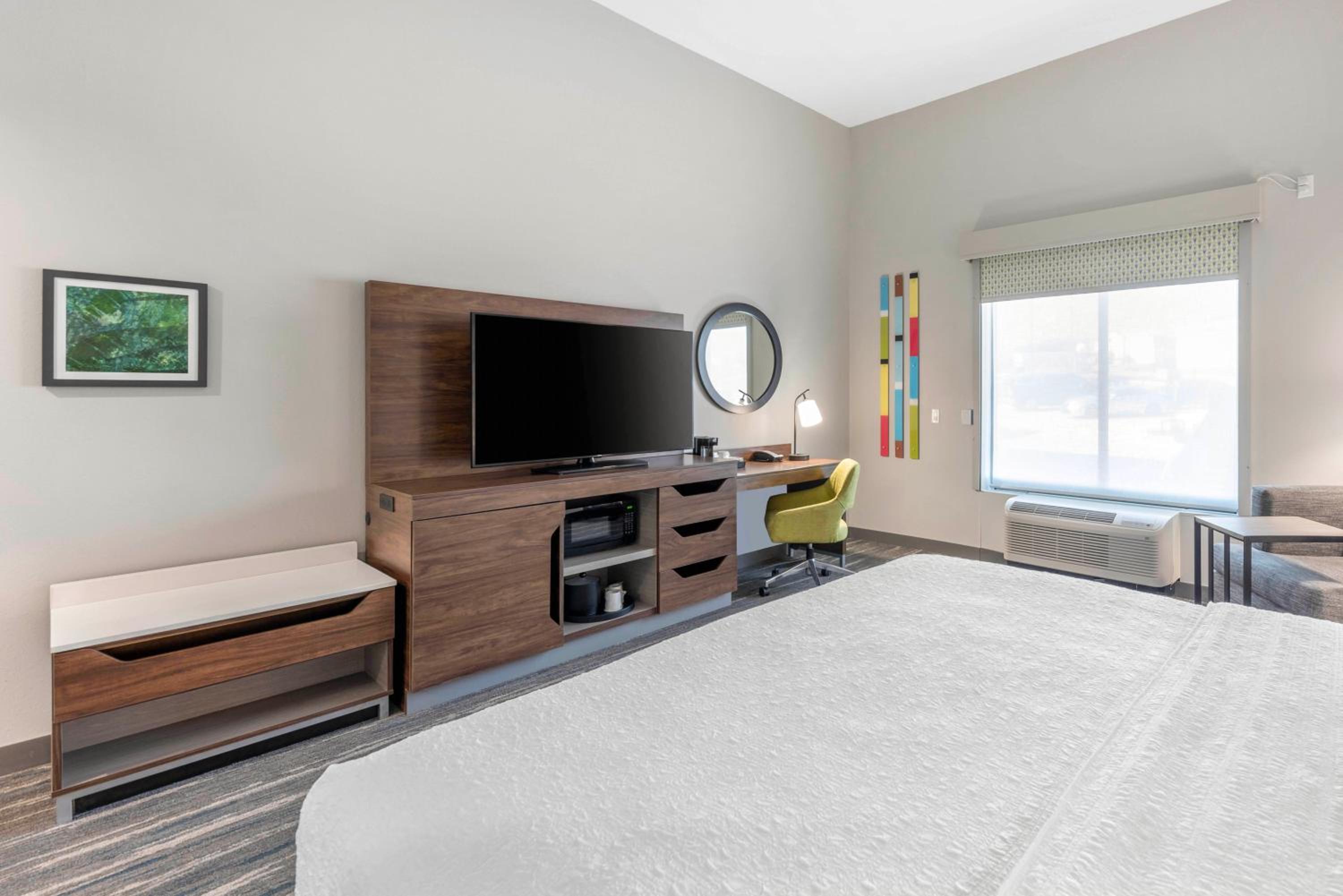 King Room with Microwave and Fridge - Photo 3