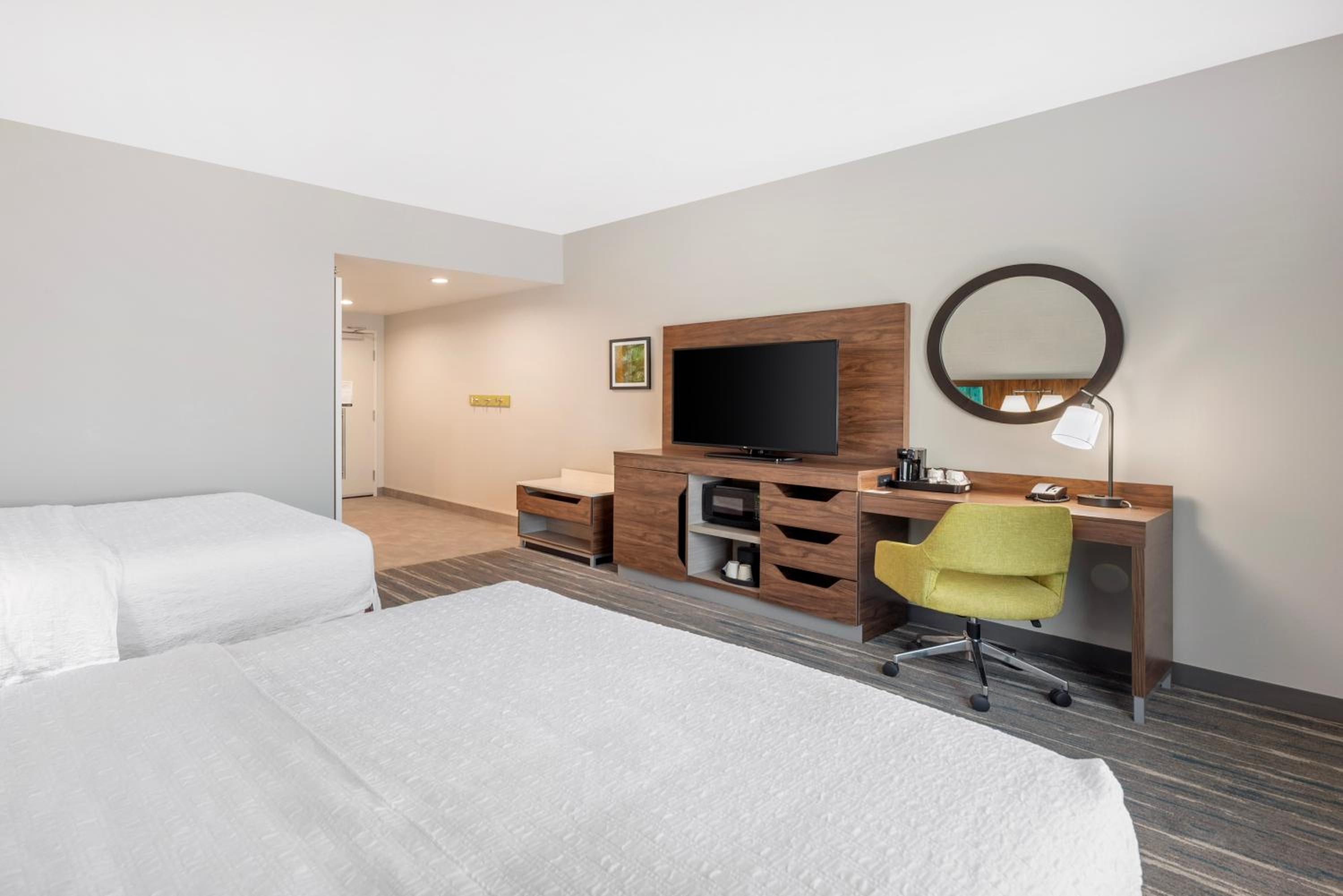 Queen Room with Two Queen Beds - Photo 4