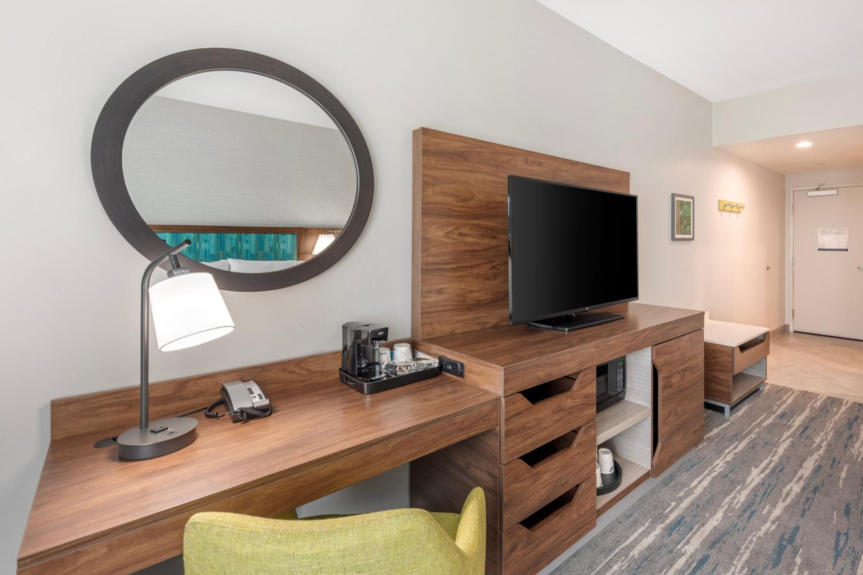 Queen Room with Two Queen Beds - Photo 3