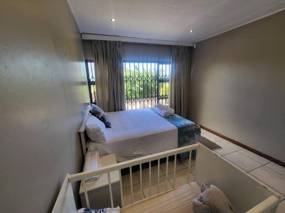 Five-Bedroom House photo 1