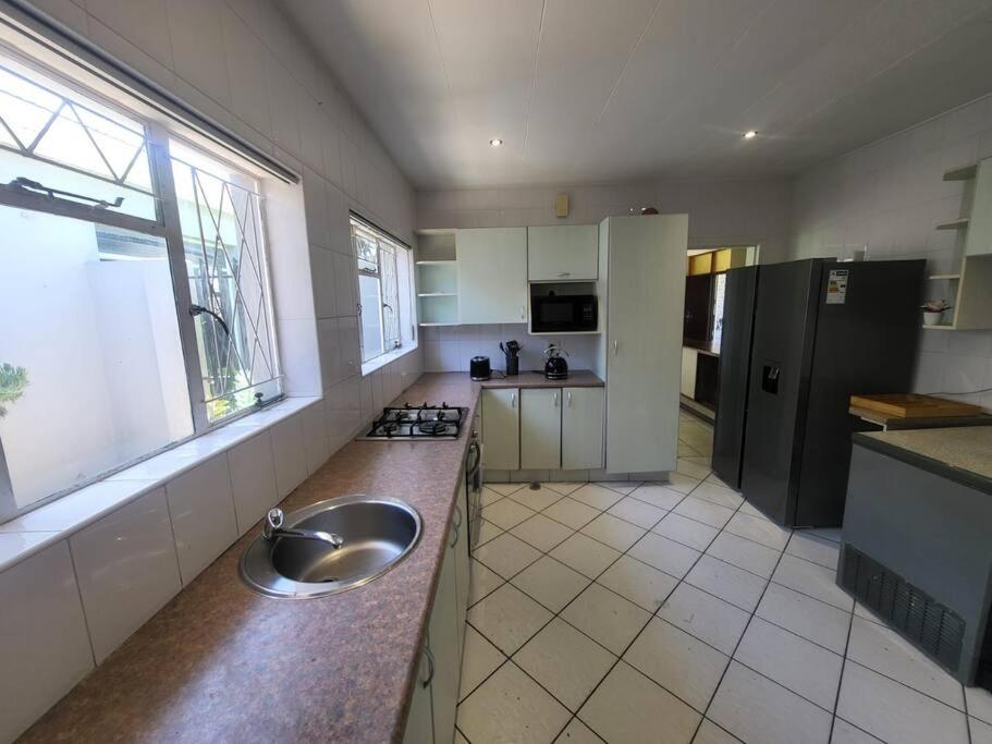 Five-Bedroom House photo 3
