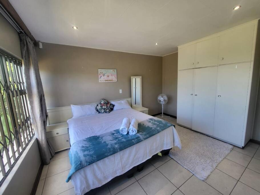 Five-Bedroom House photo 2