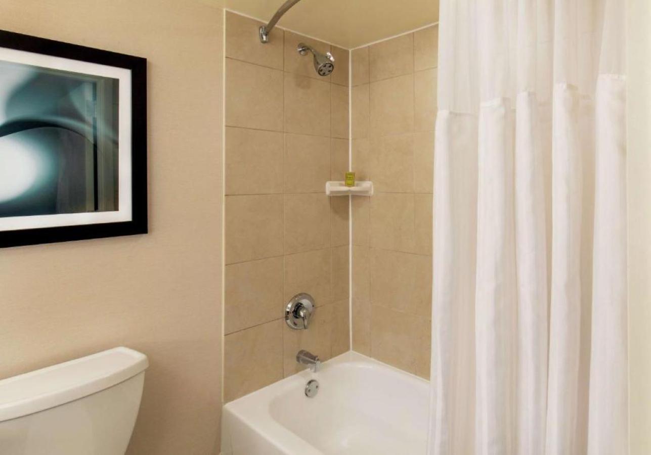 King Room - Non-Smoking - Photo 7