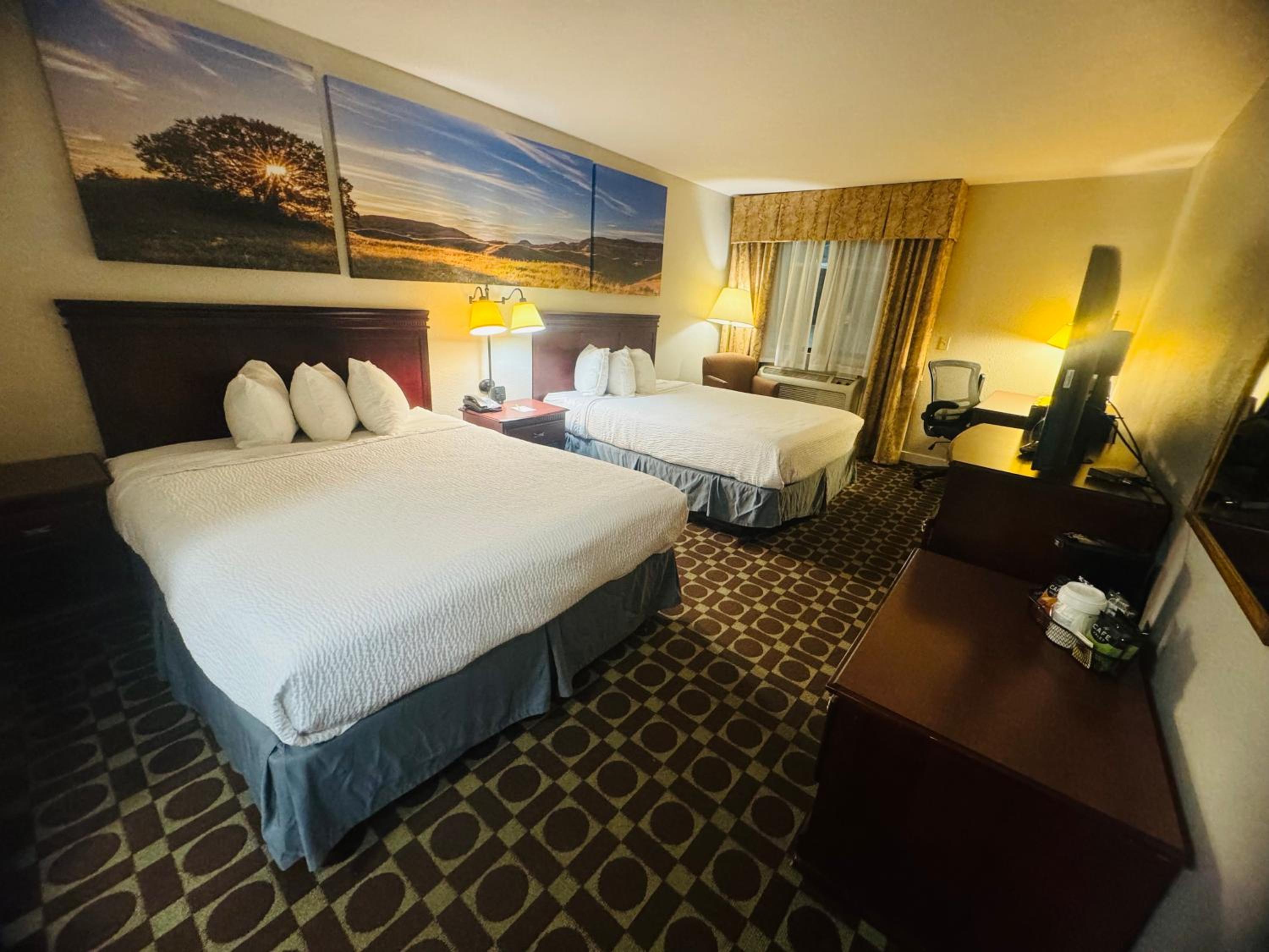 Queen Room with Two Queen Beds - Non-Smoking - Photo 3