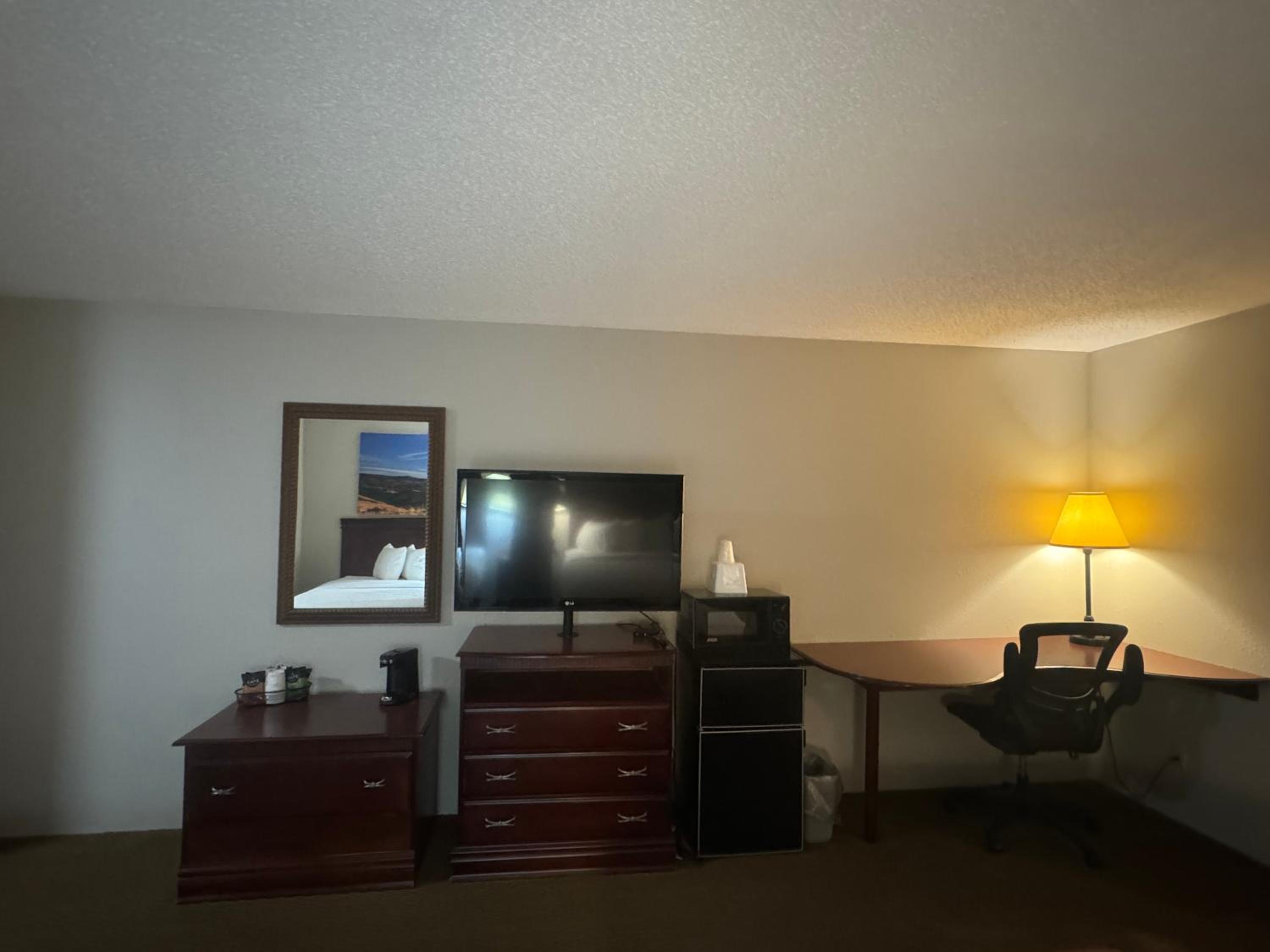 Queen Room with Two Queen Beds - Non-Smoking - Photo 1