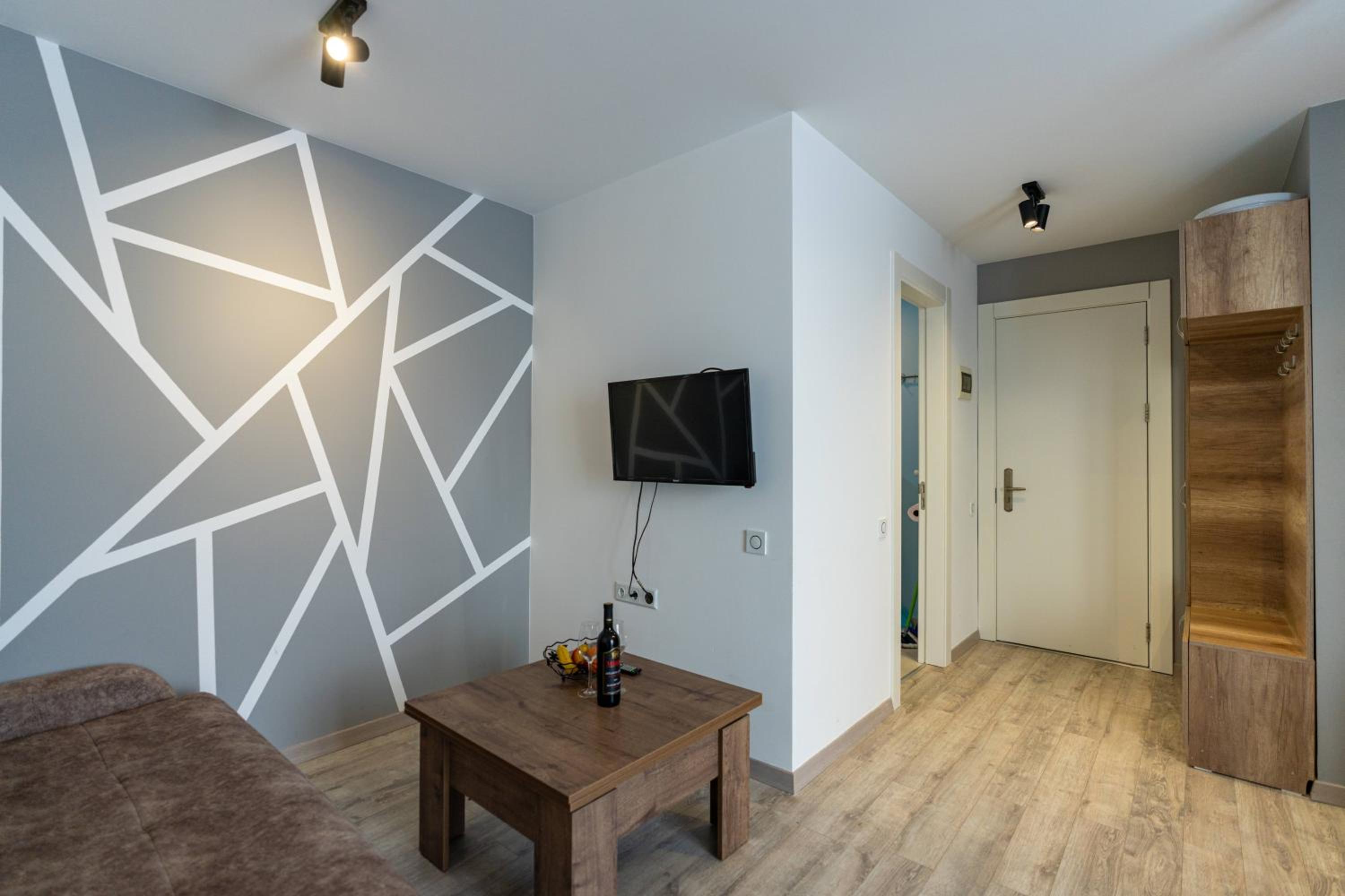 One-Bedroom Apartment photo 1