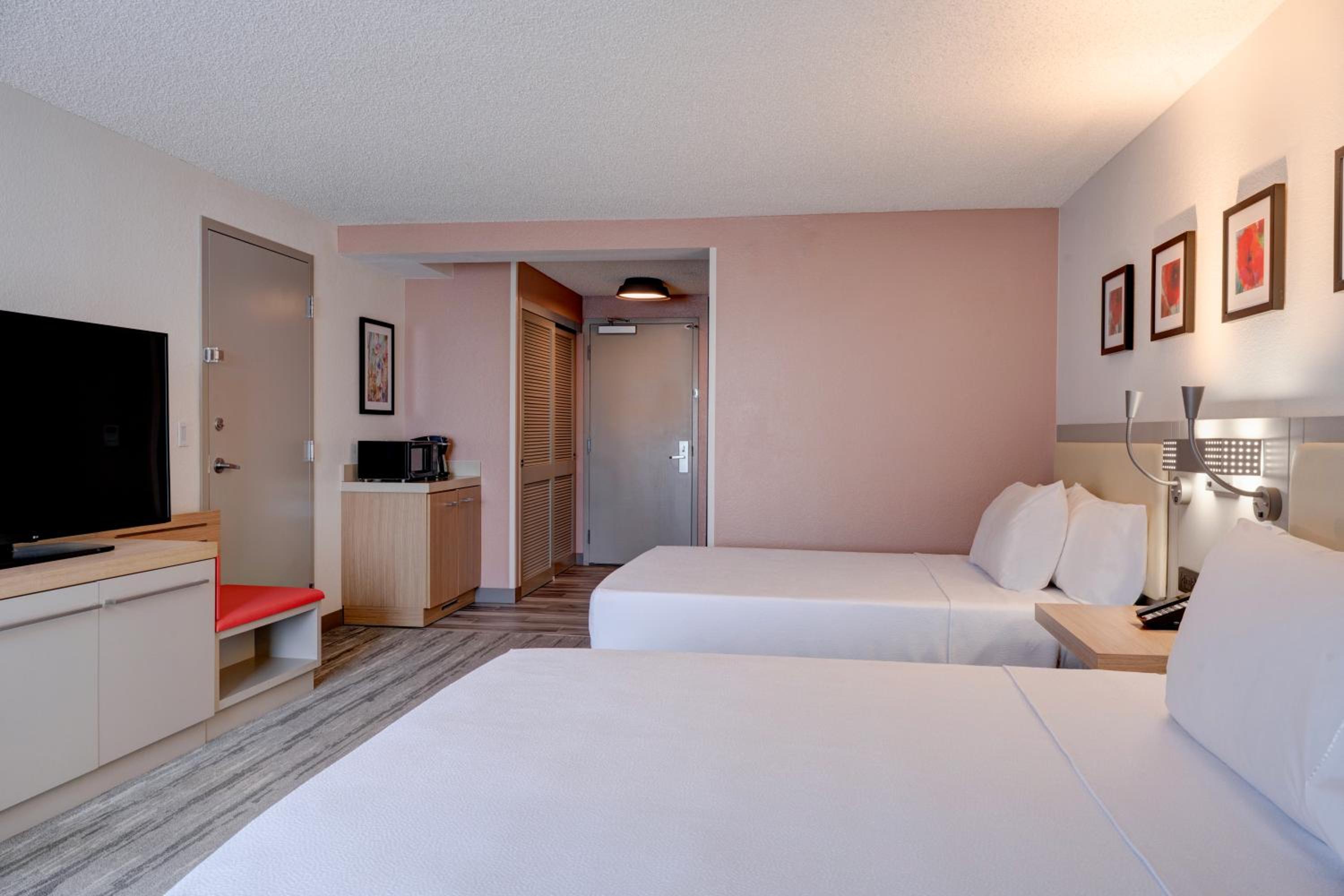 Queen Room with Two Queen Beds - Mobility Access - Photo 3