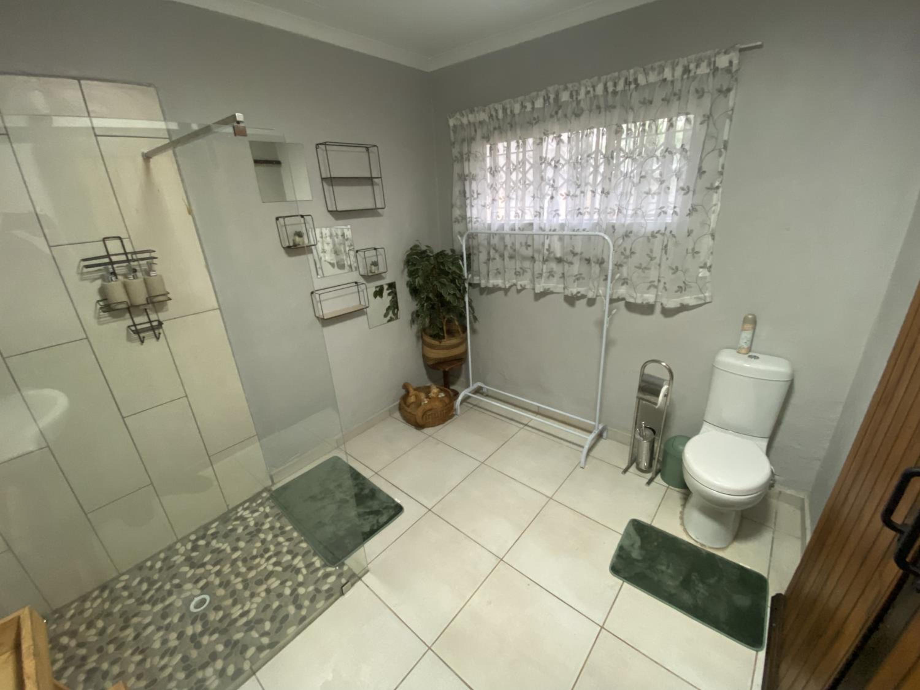 Family Room with Private Bathroom photo 3