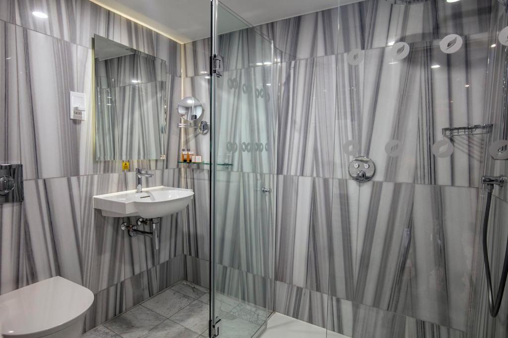 Standard Queen Room - Photo 13