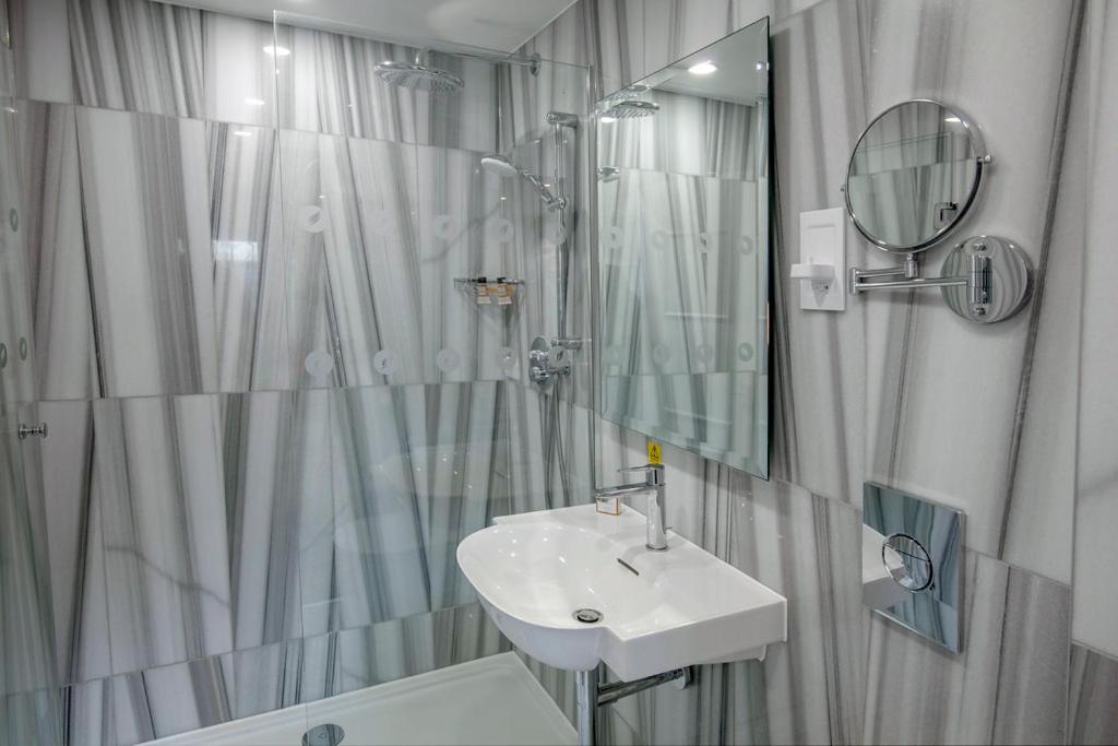 Standard Queen Room - Photo 10