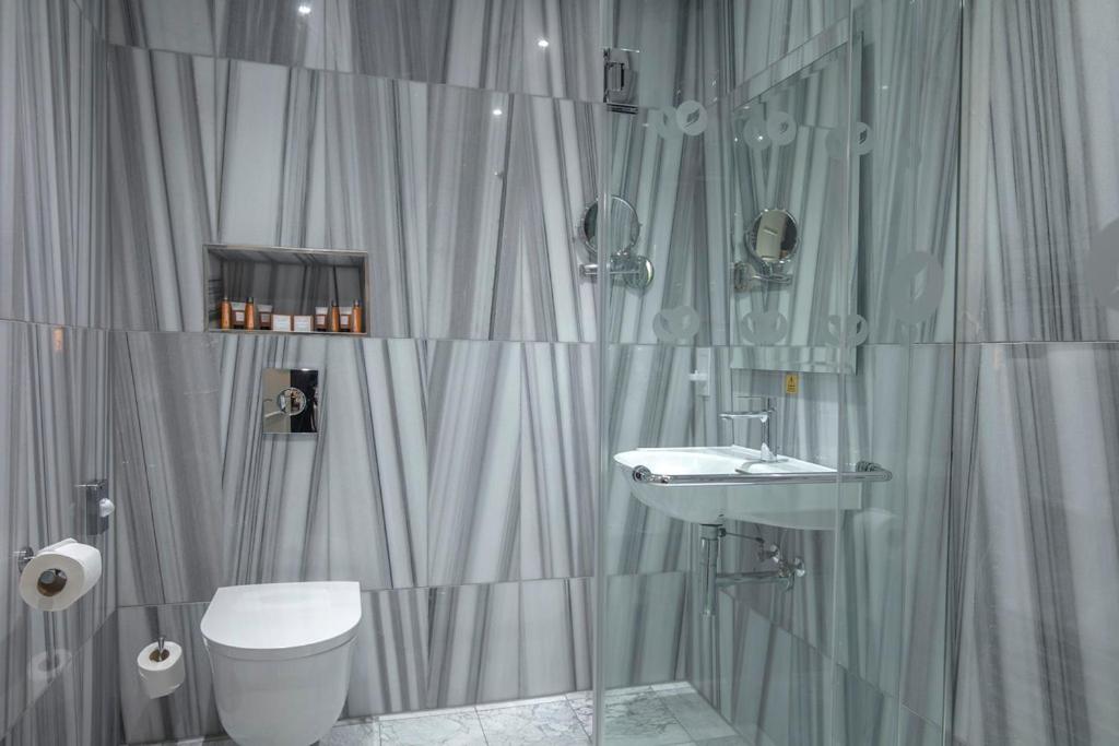 Standard Queen Room - Photo 9