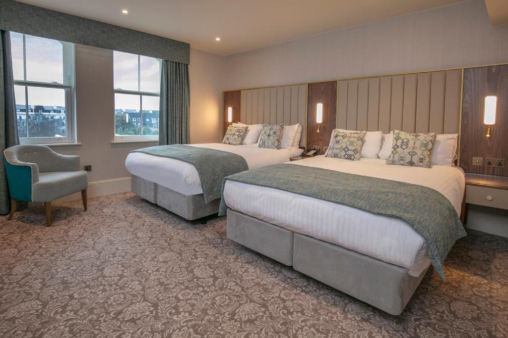 Standard Room with Two Queen Beds - Photo 3