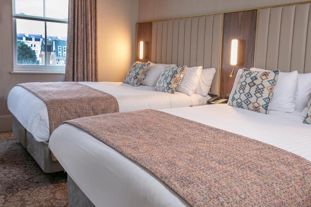 Standard Room with Two Queen Beds - Photo 2