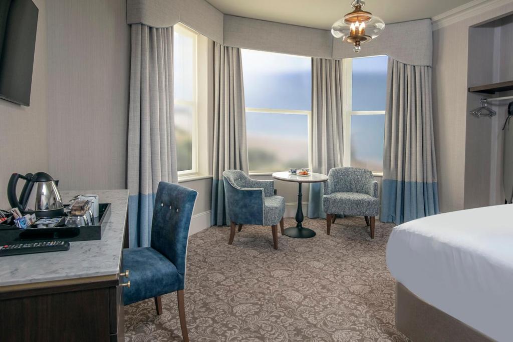 Premium King Room with Sea View - Photo 10