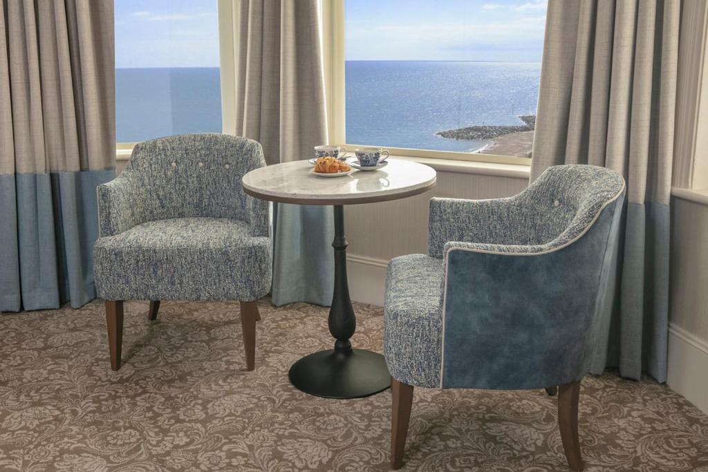 Premium King Room with Sea View - Photo 9