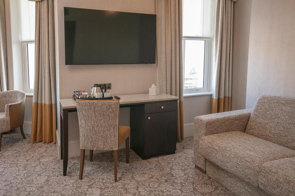 Premium King Room with Sofa Bed - Photo 12