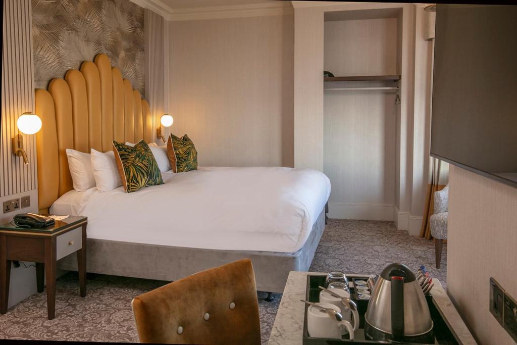Premium King Room with Sofa Bed - Photo 1