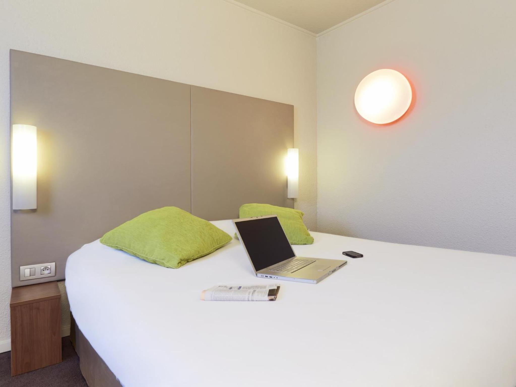 One Double Bed One Junior Bed (Up To One0 Years) - Room Next Generation