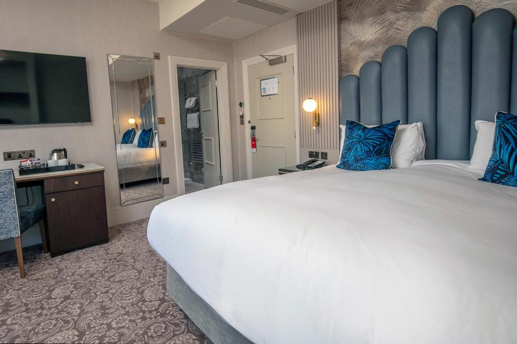 Premium King Room with Sea View - Photo 3