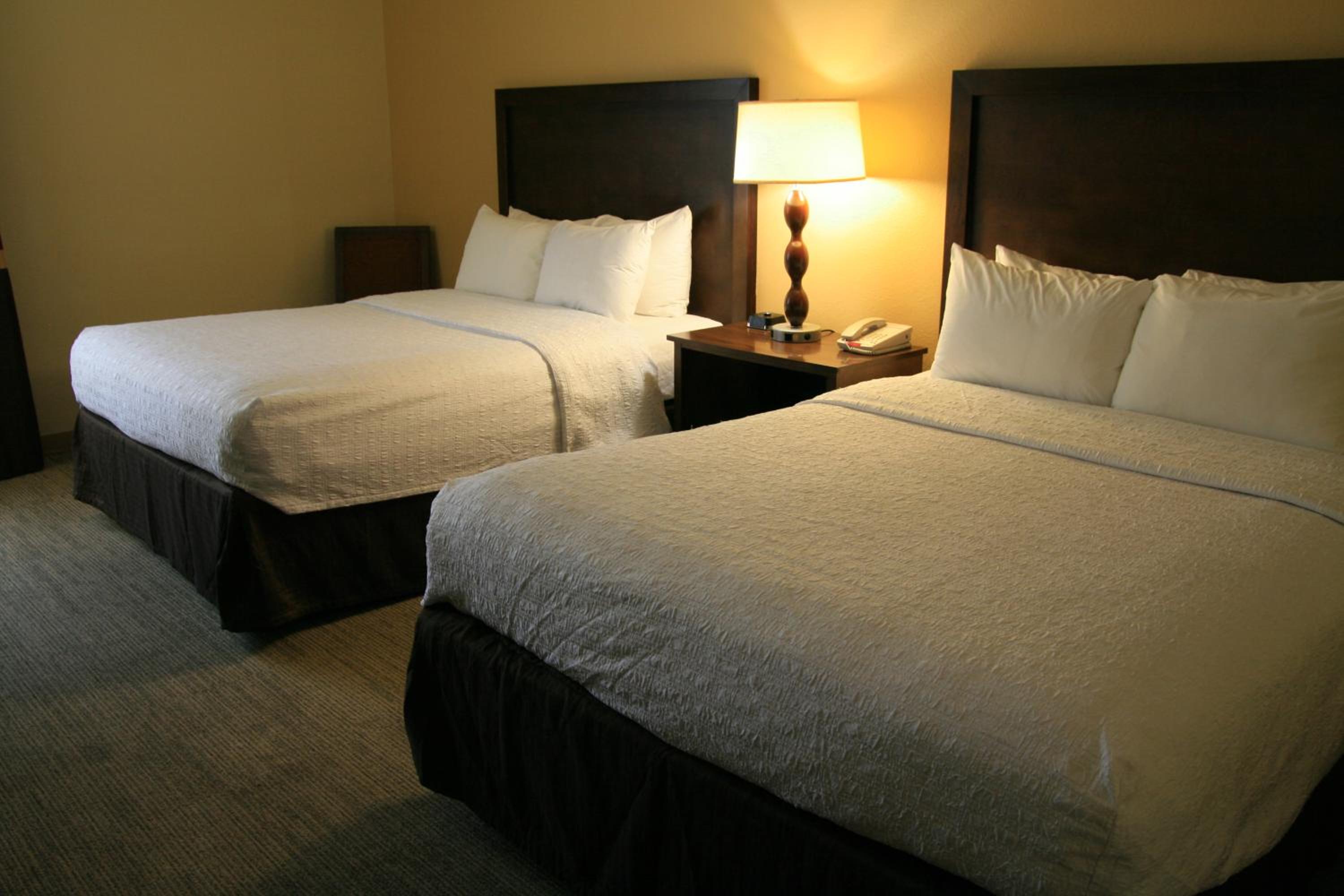 Quadruple Room with Two Queen Beds - Non Smoking - Photo 3