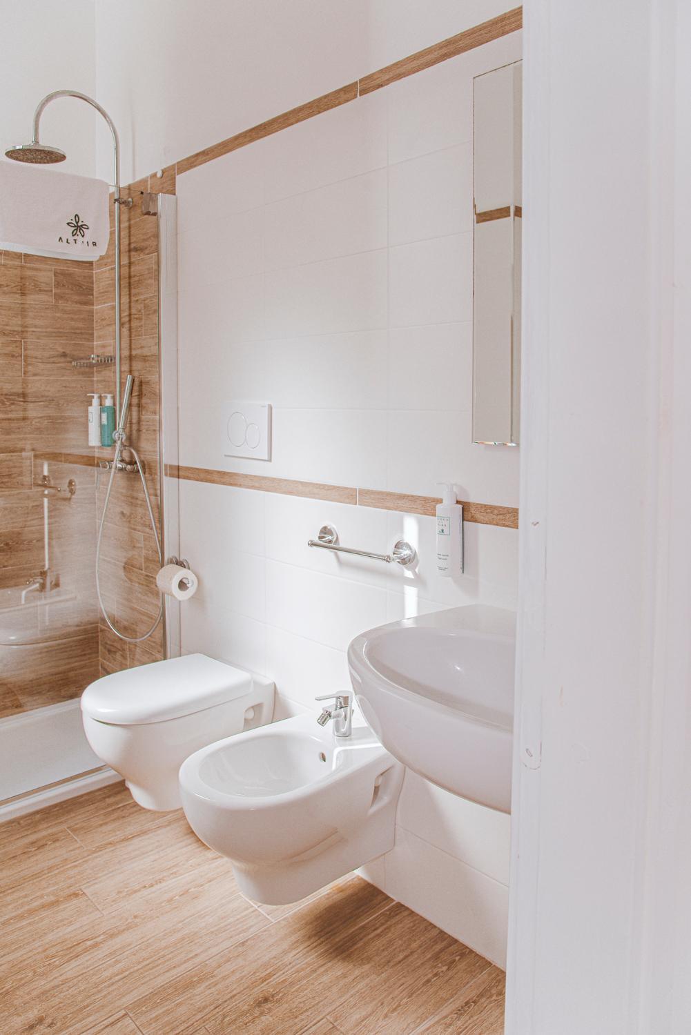 Standard Quadruple Room - Photo 9