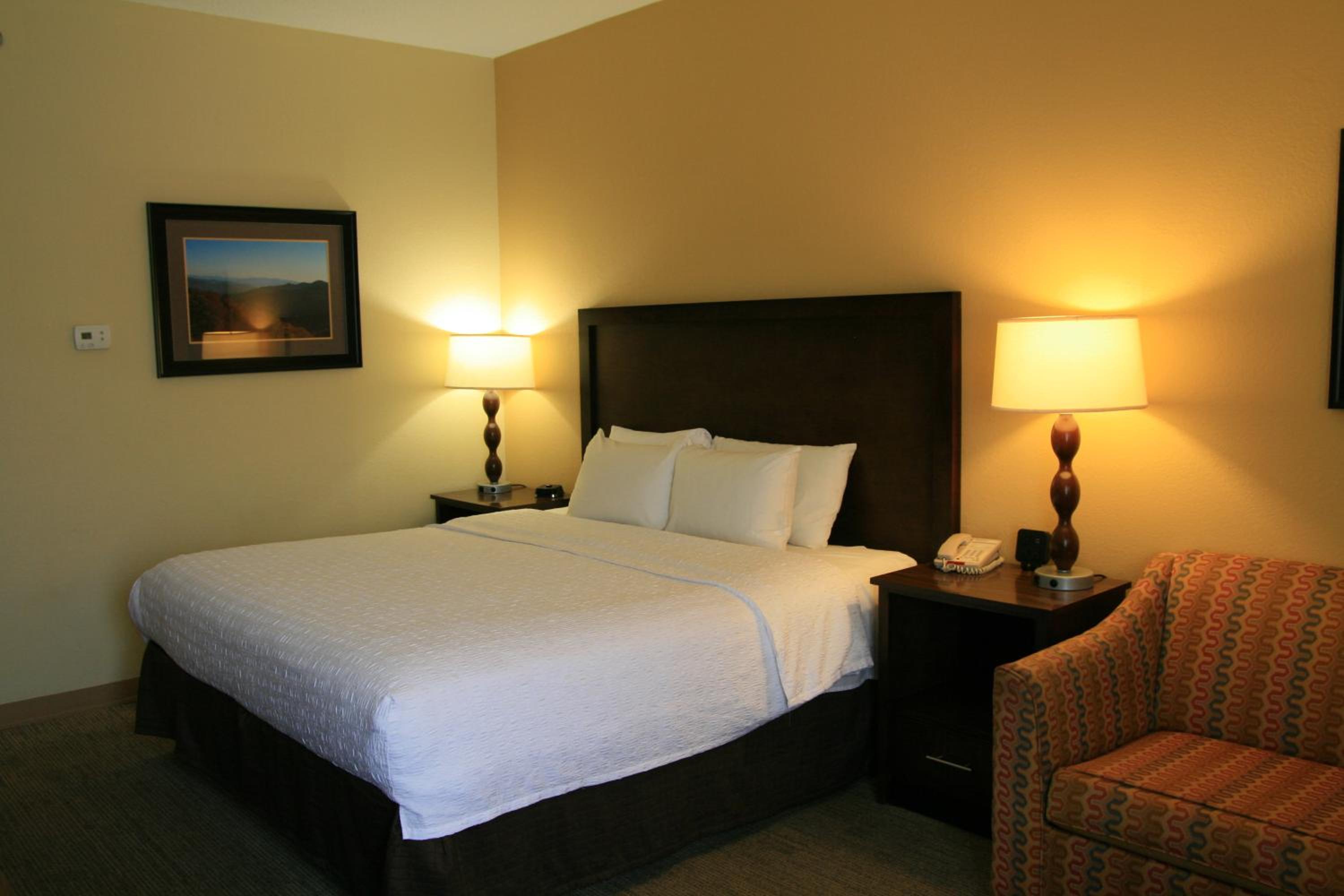 King Room with Sofa - Non Smoking - Photo 1