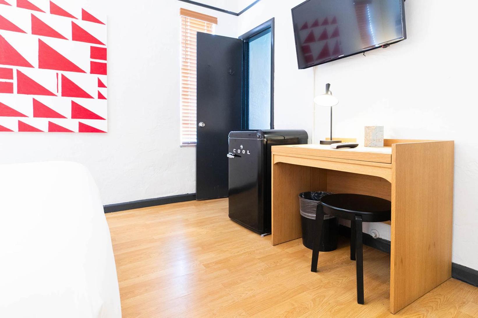 Superior King Room thumbnail 5