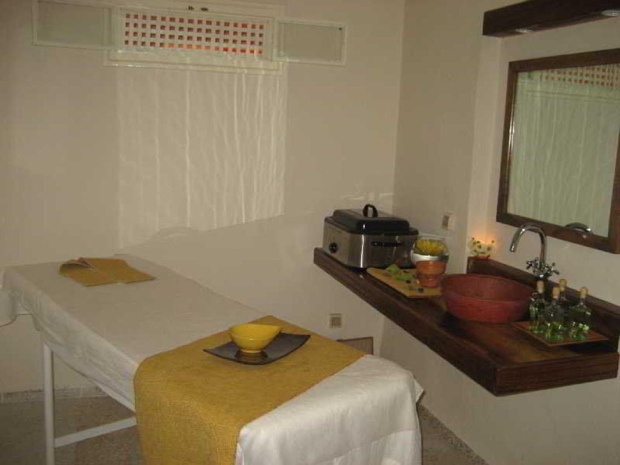 Economy Quadruple Room with kitchenette ( Kitchenette equipment is not included )