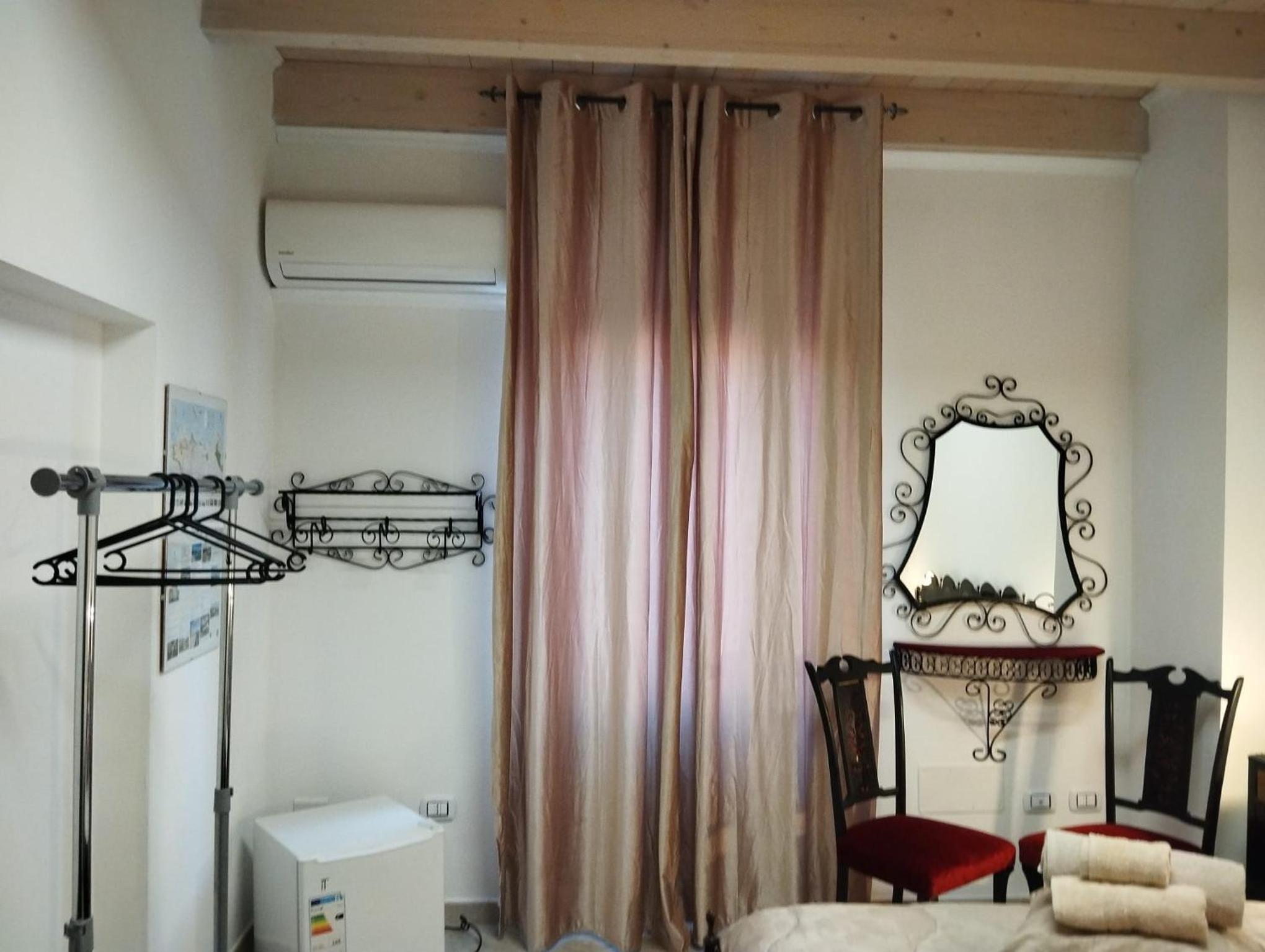 Double Room with Private Bathroom - Photo 4