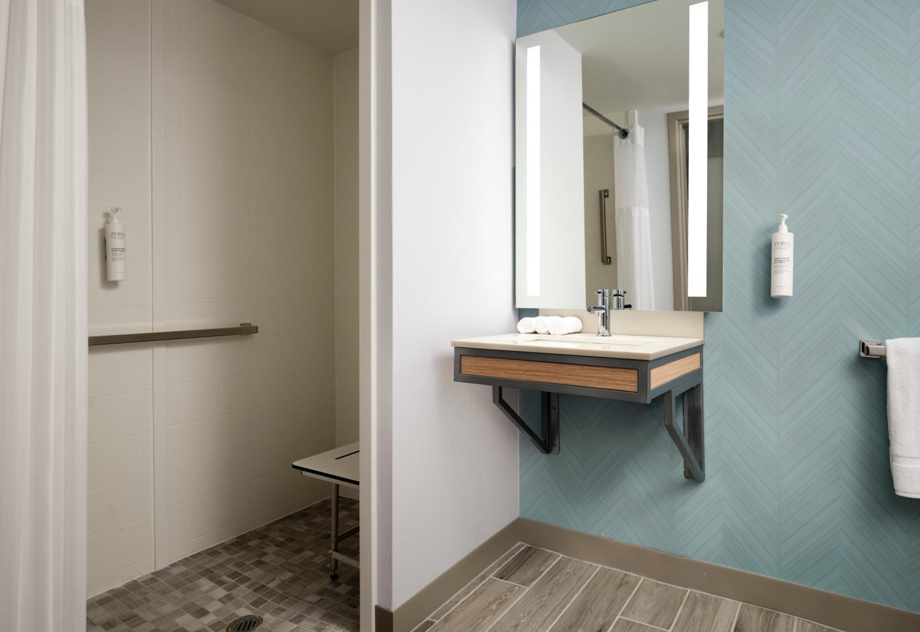King Room with Roll-In Shower - Disability Access - Photo 2
