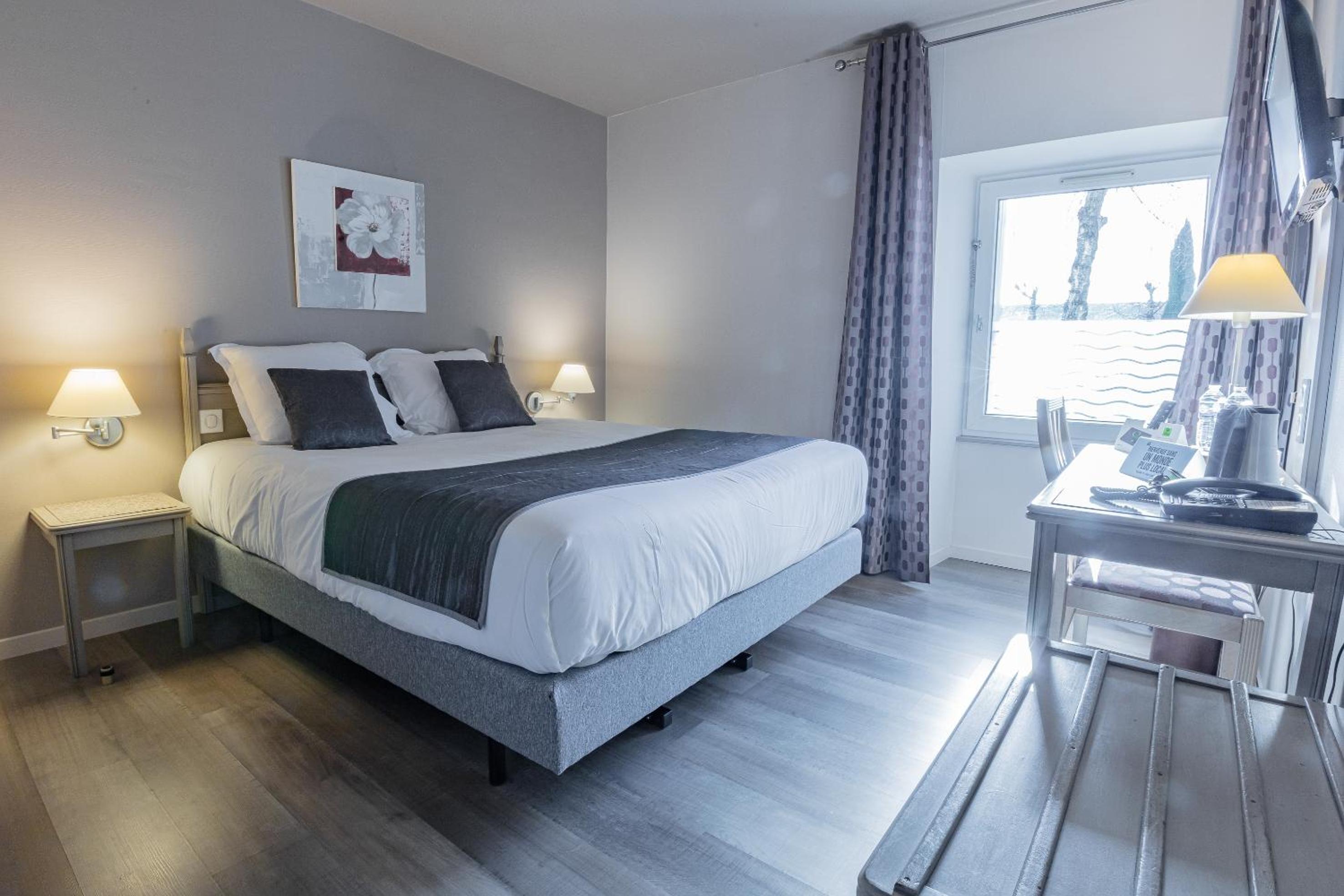 Two Connecting Rooms (4 people)