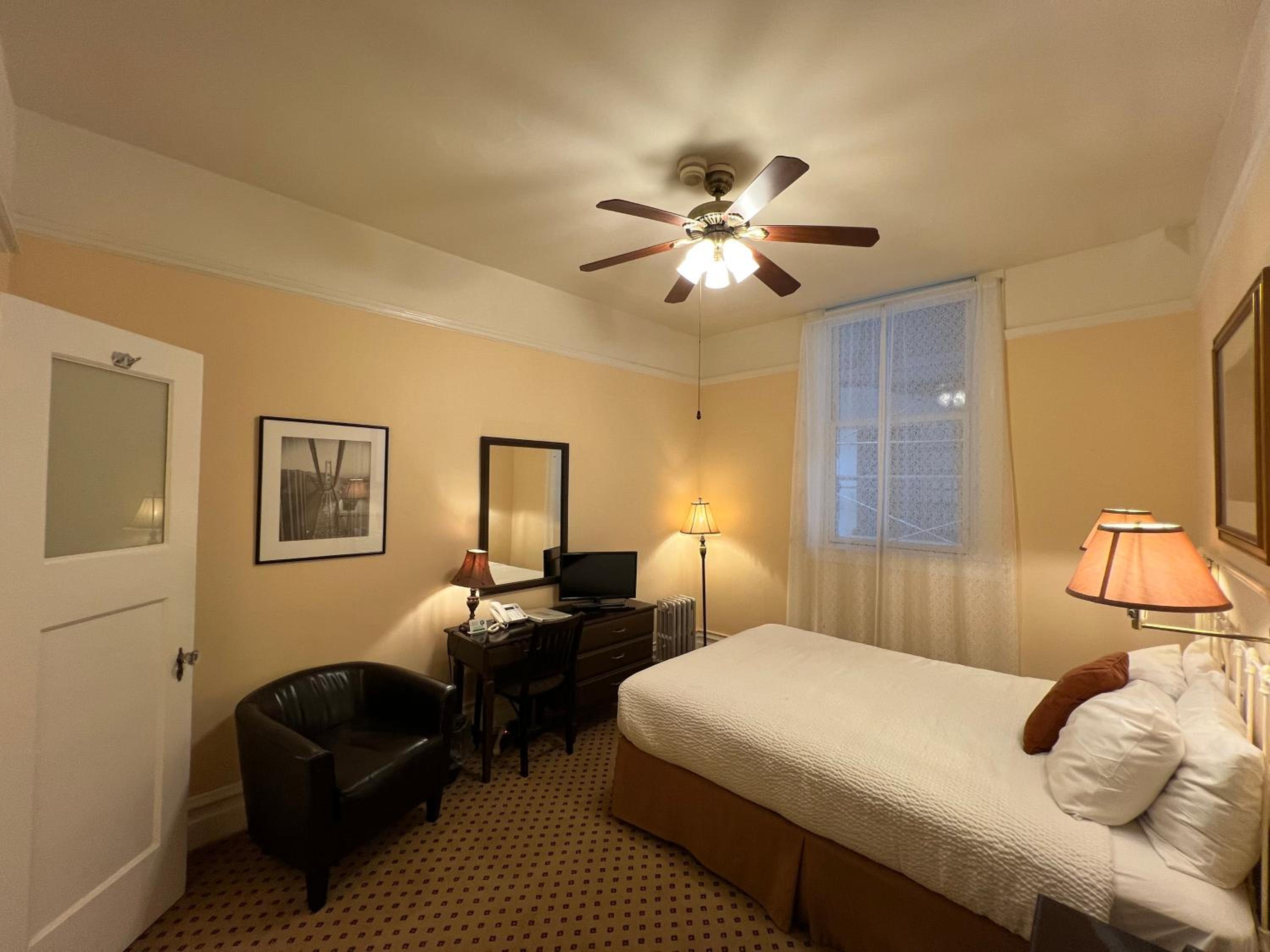 Room with One Full Bed  - Photo 4