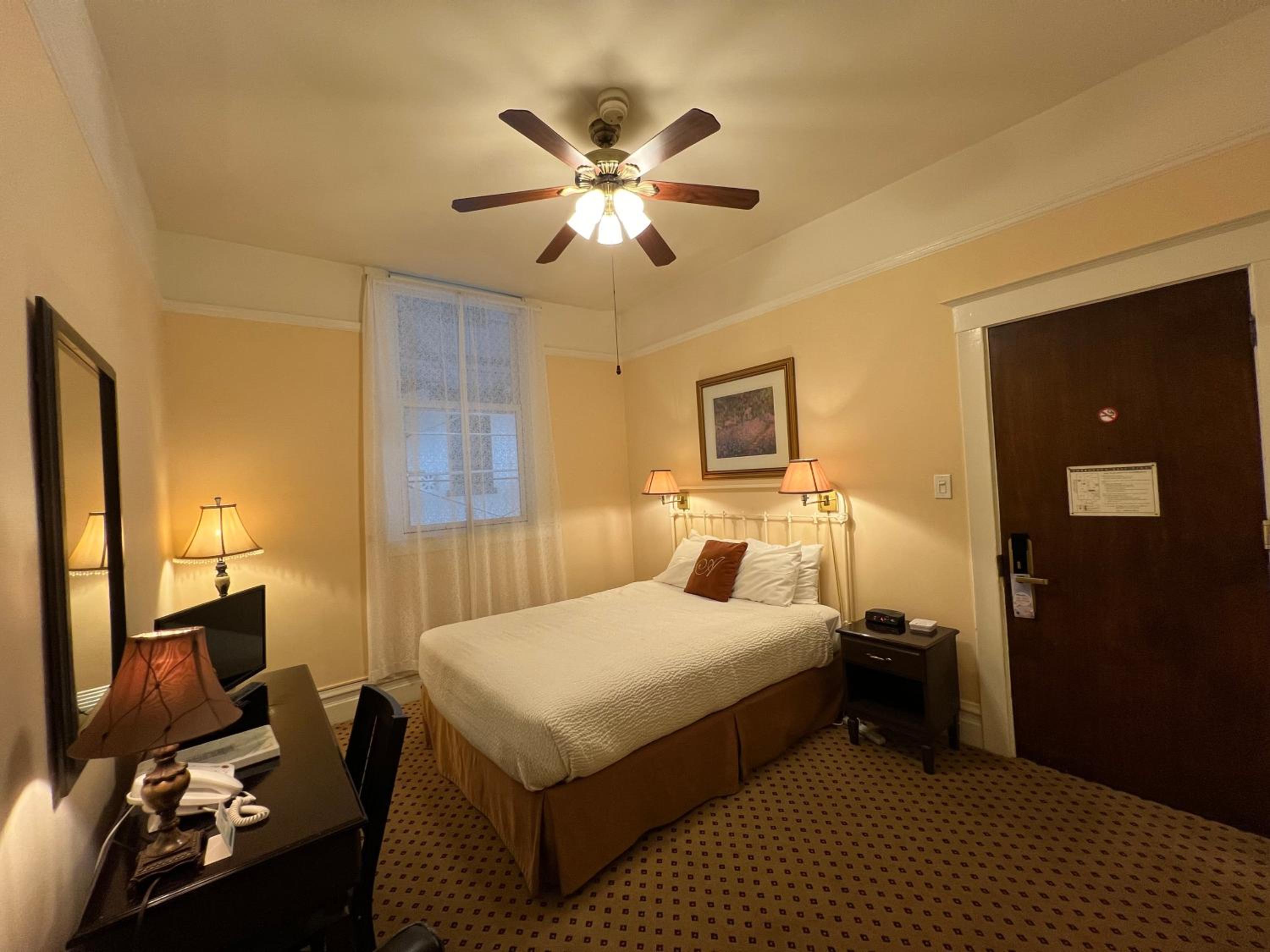 Queen Room - Photo 8