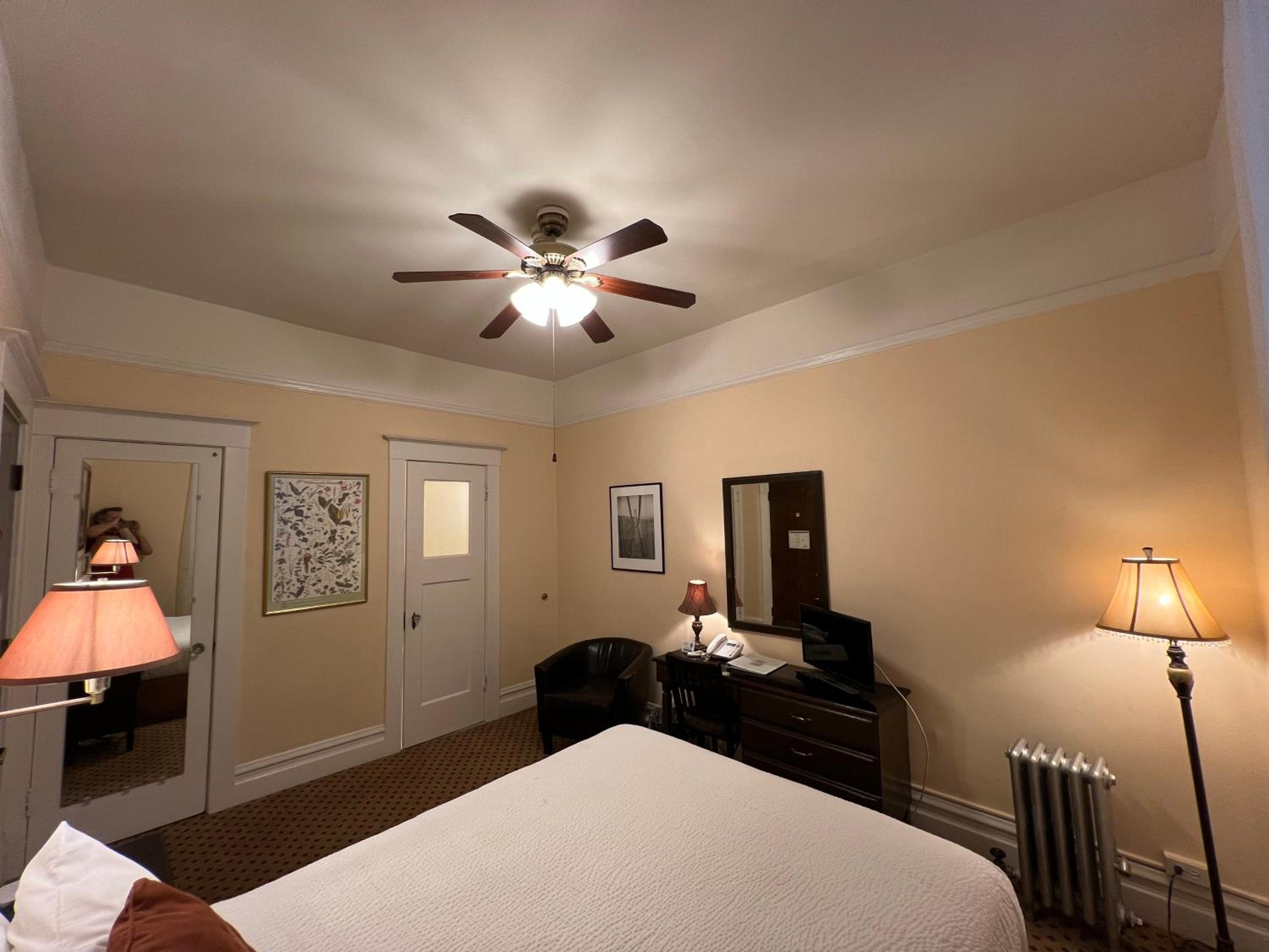 Queen Room - Photo 9