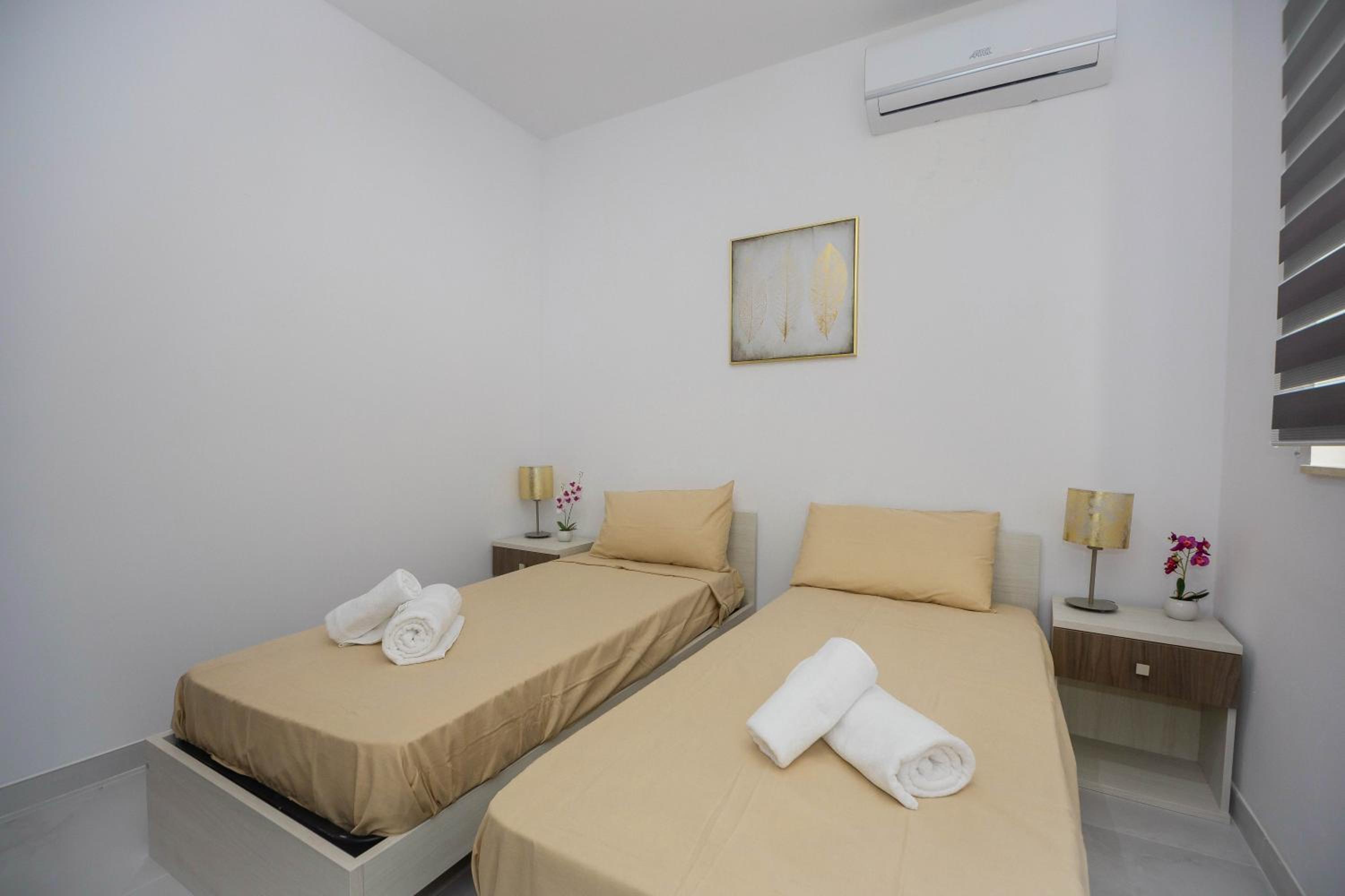 Standard Twin Room with Shared Bathroom photo 2
