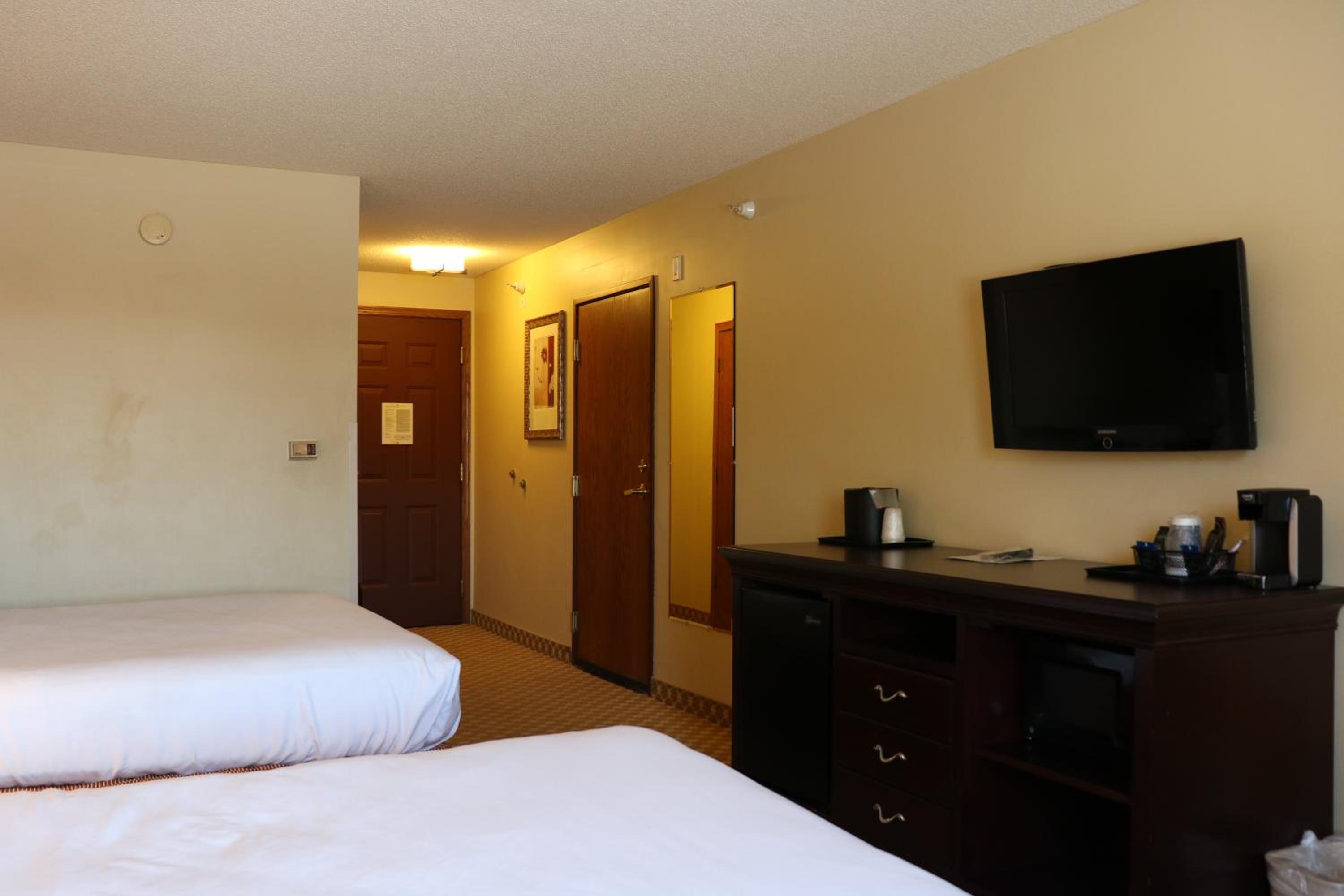 Queen Room with Two Queen Beds - Pet Friendly/Non-Smoking - Photo 1