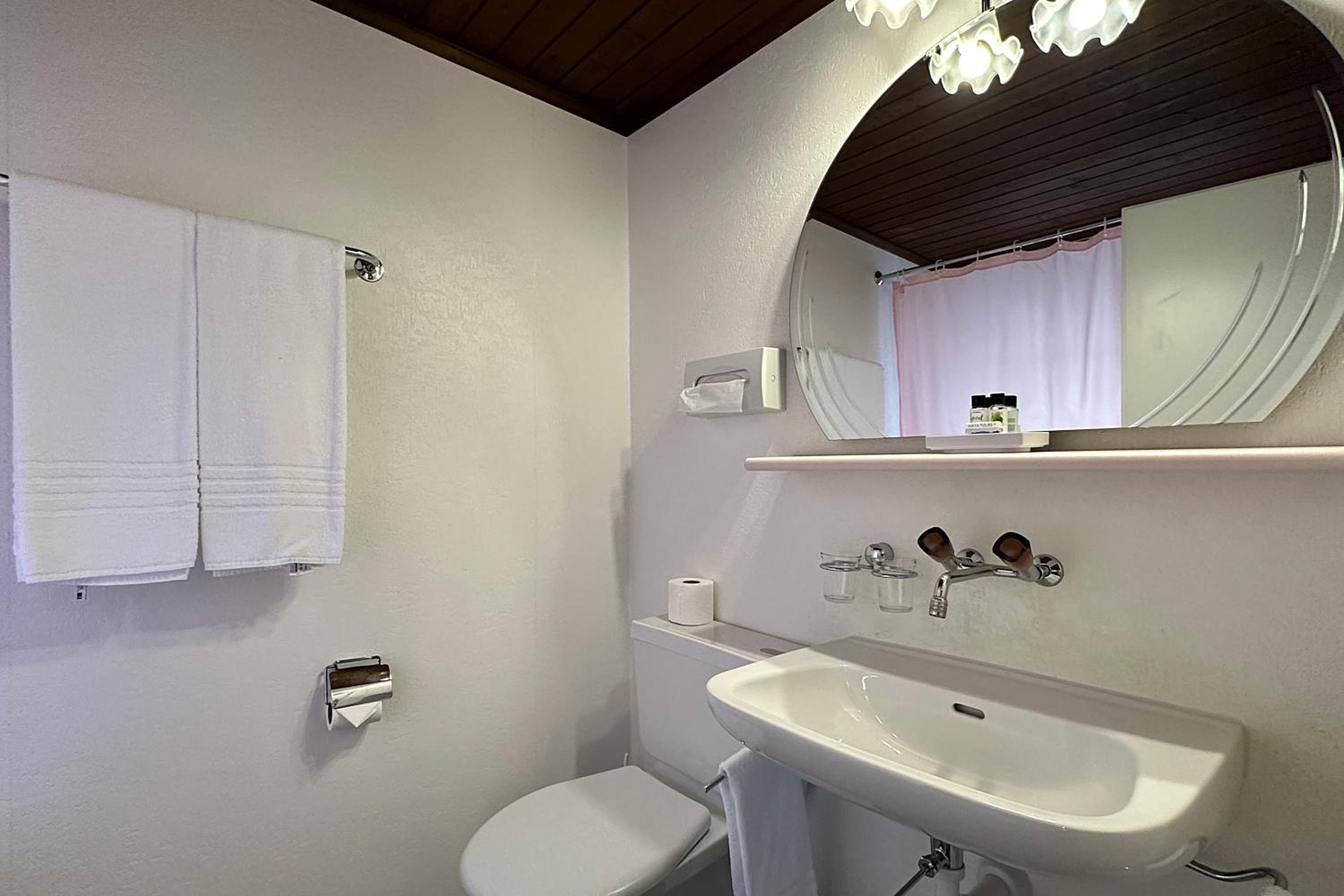 Standard Double or Twin Room - Photo 5