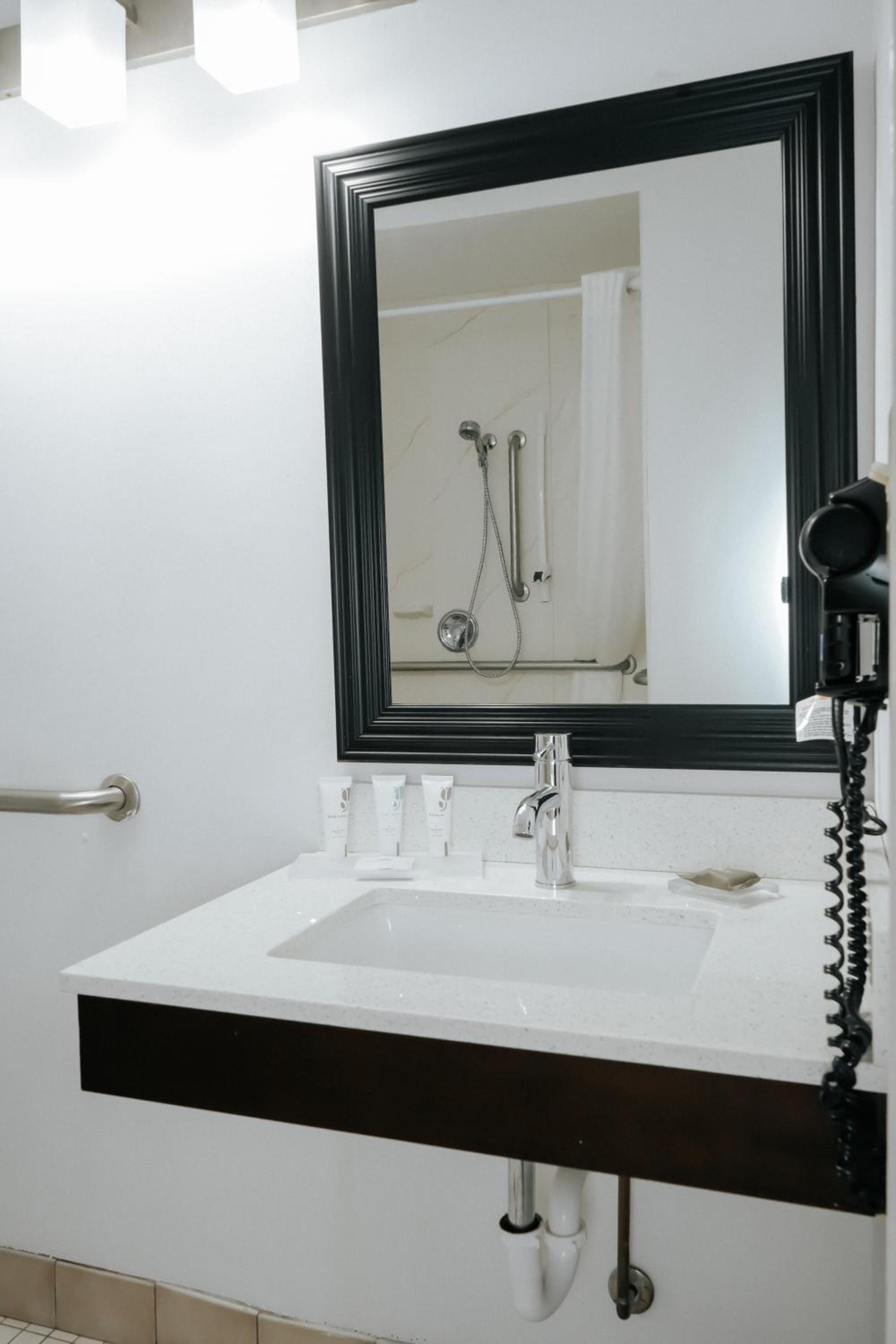Queen Room with Two Queen Beds and Accessible Roll-In Shower - Non-Smoking - Photo 3