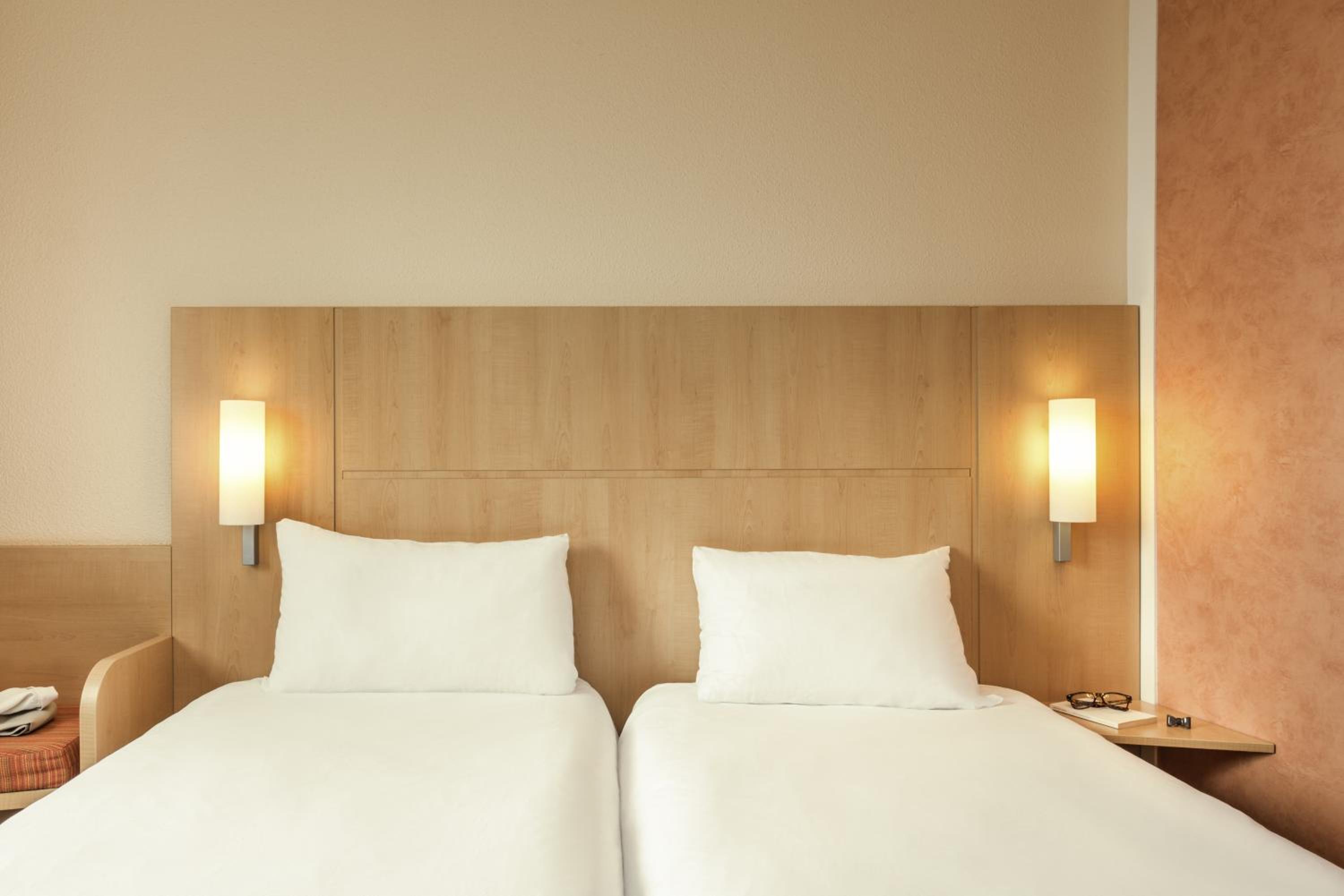 Standard Twin Room - Photo 7