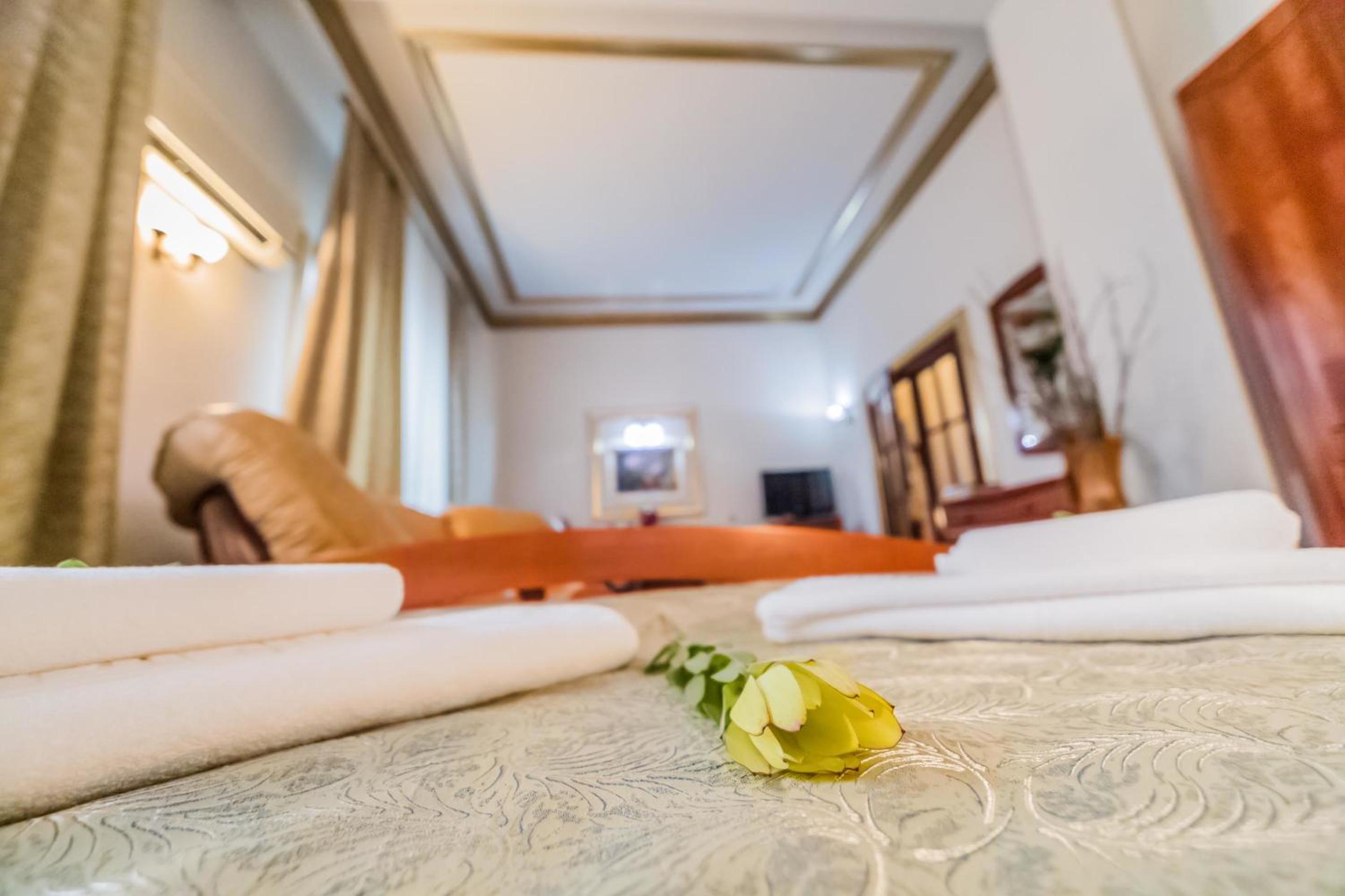 Deluxe Suite with Spa Bath - Photo 2
