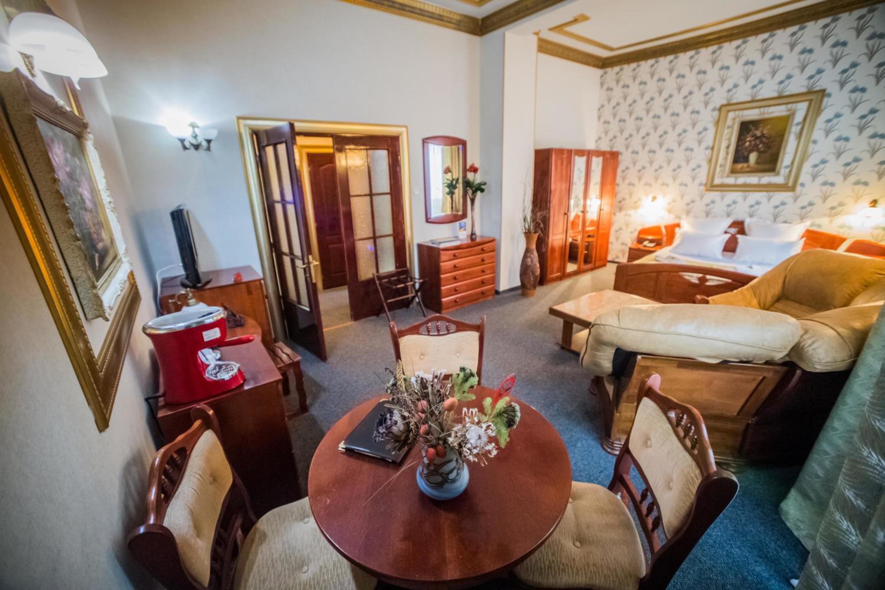 Deluxe Suite with Spa Bath - Photo 13