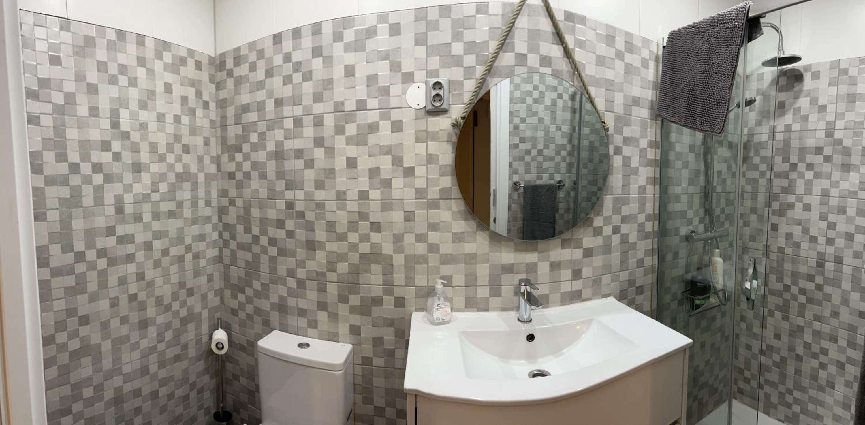 King Suite with Balcony - Photo 26