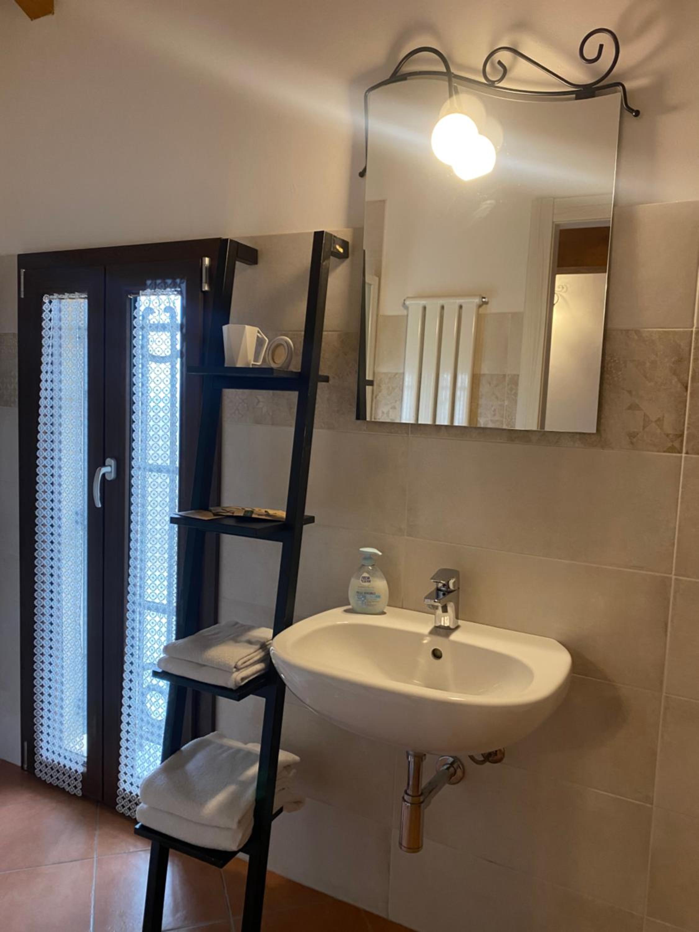 Triple Room with Private Bathroom - Photo 4